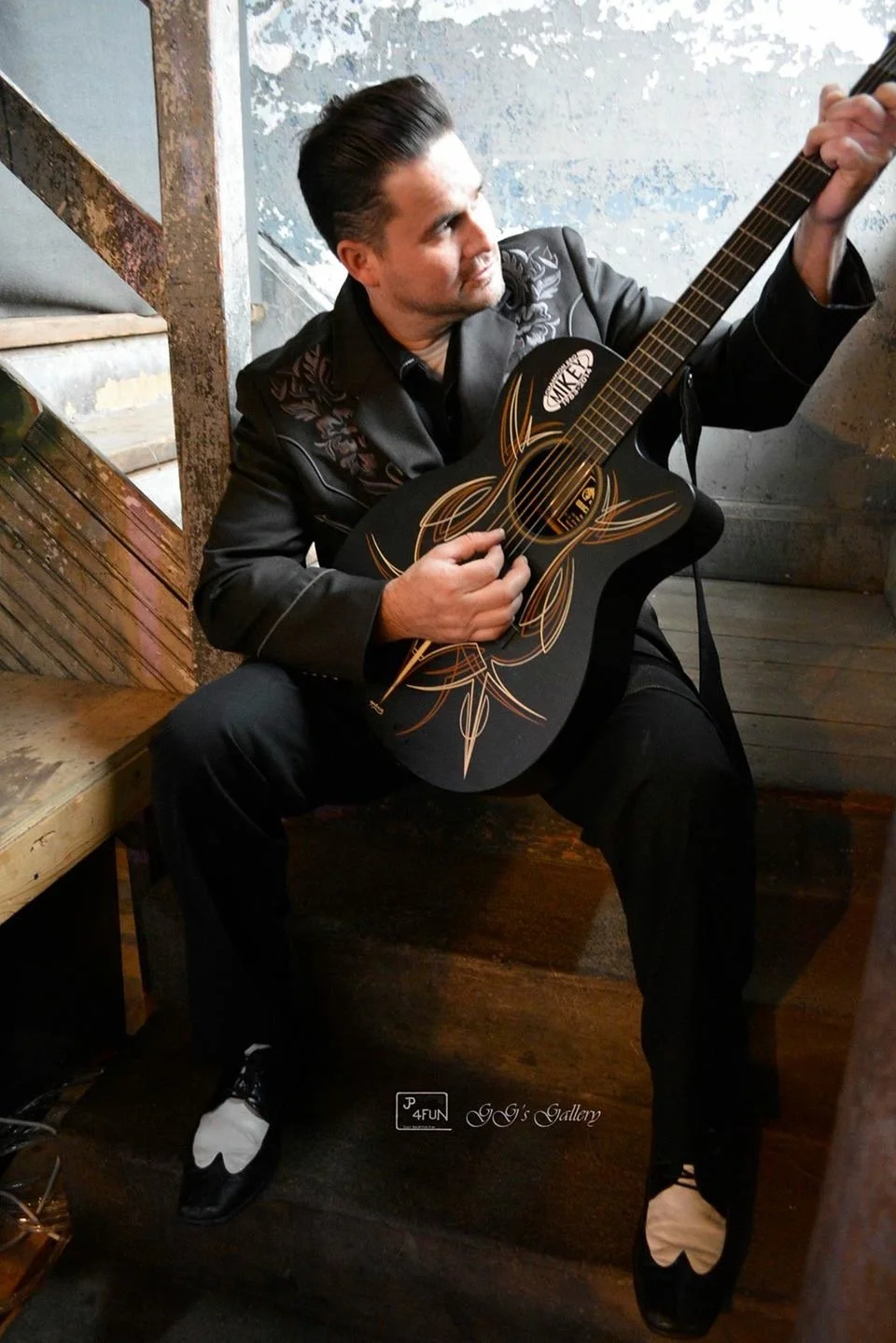 Pat Jones Acoustic Assassin | Bears Showtown USA 