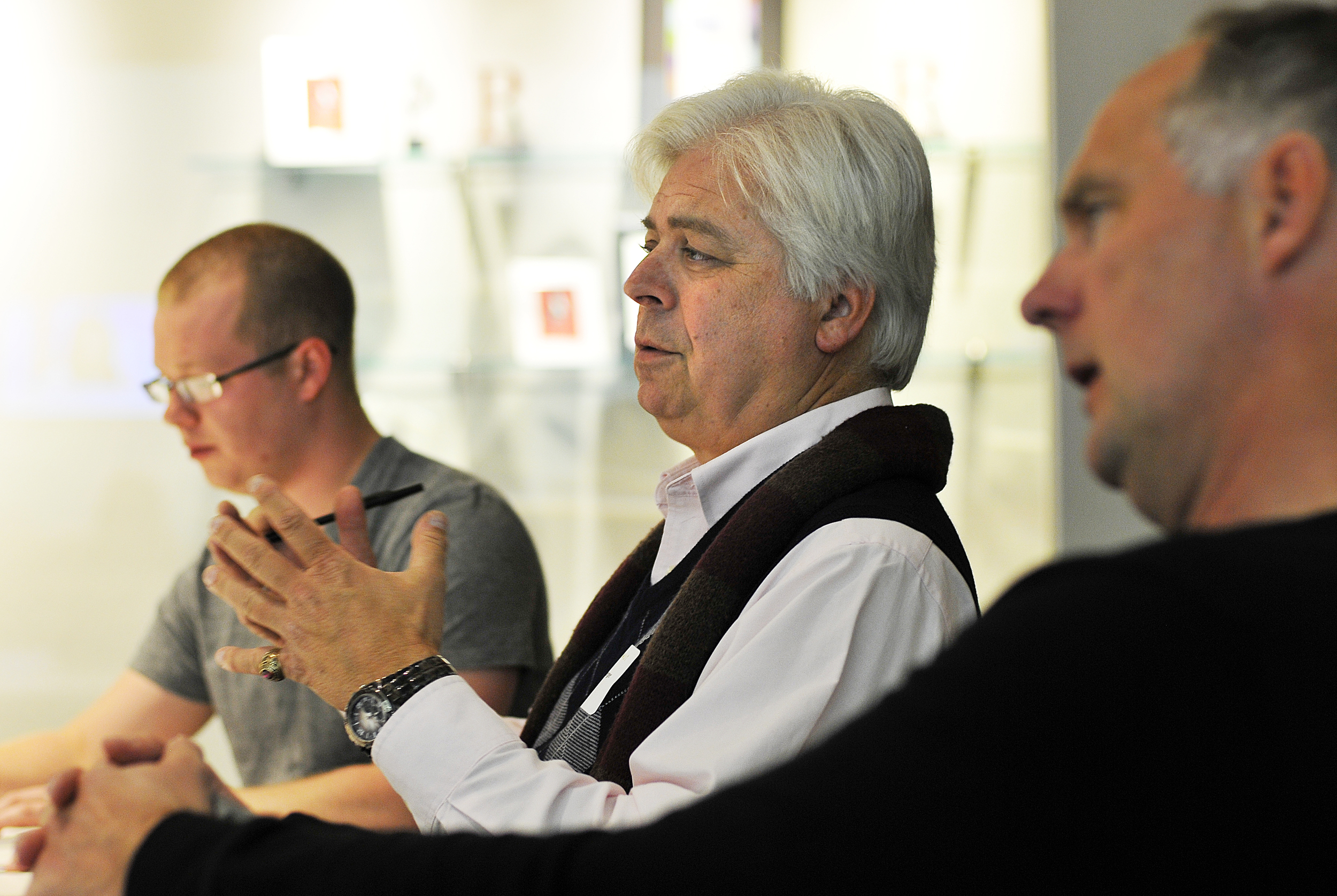  eWEEK editor Chris Preimesberger grills a presenter during a startup feedback seminar at Edelman.&nbsp;&nbsp; 