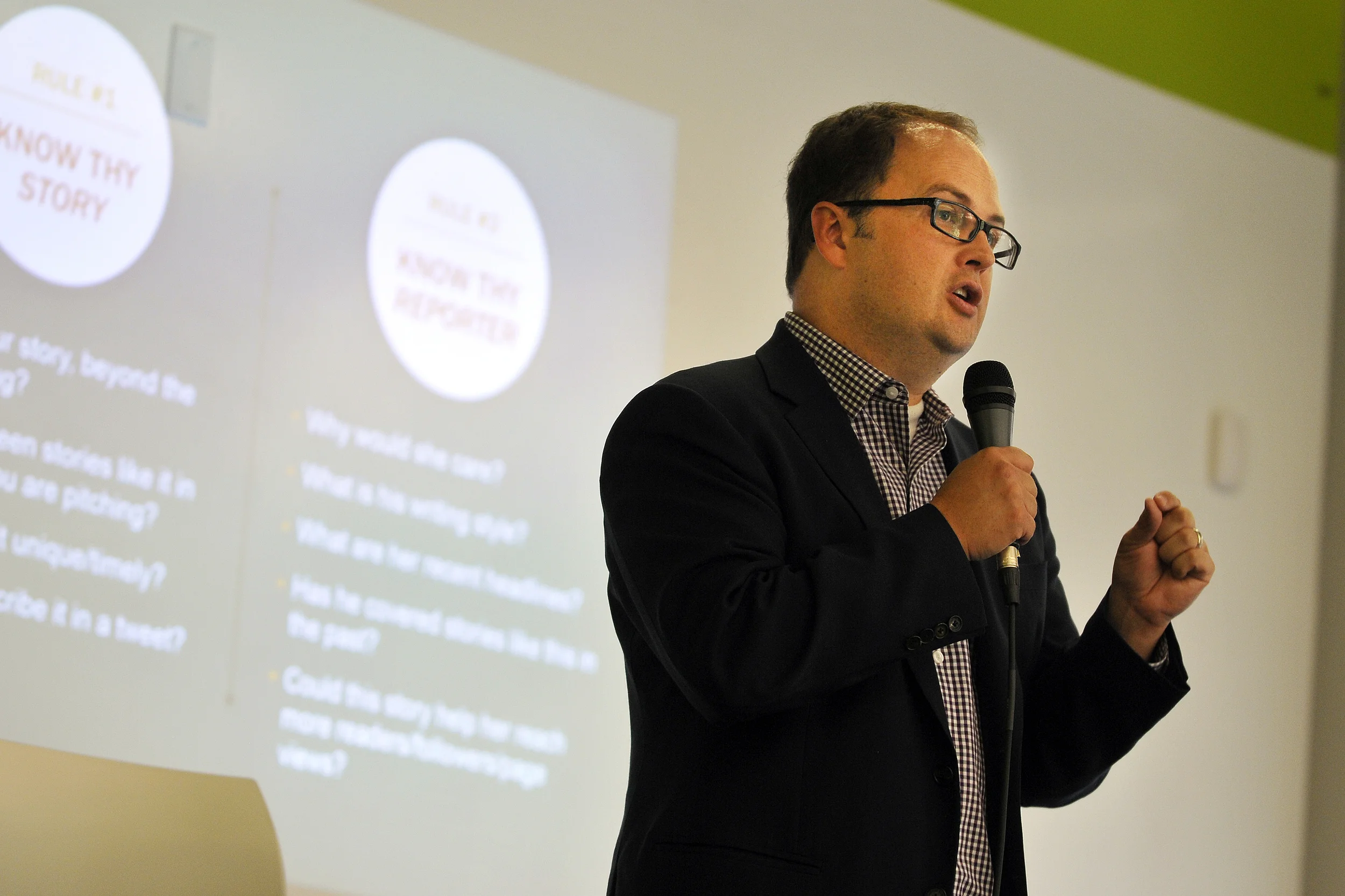 Edelman senior vice president Travis Murdock presents a seminar on media relations to a StartX group in Palo Alto, CA.