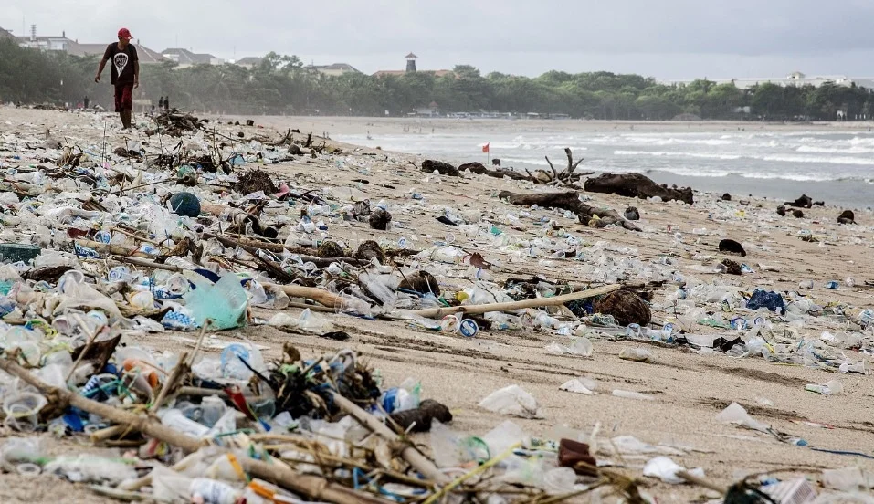 Single-use and other plastics littering beaches in Indonesia. Image via Getty Images