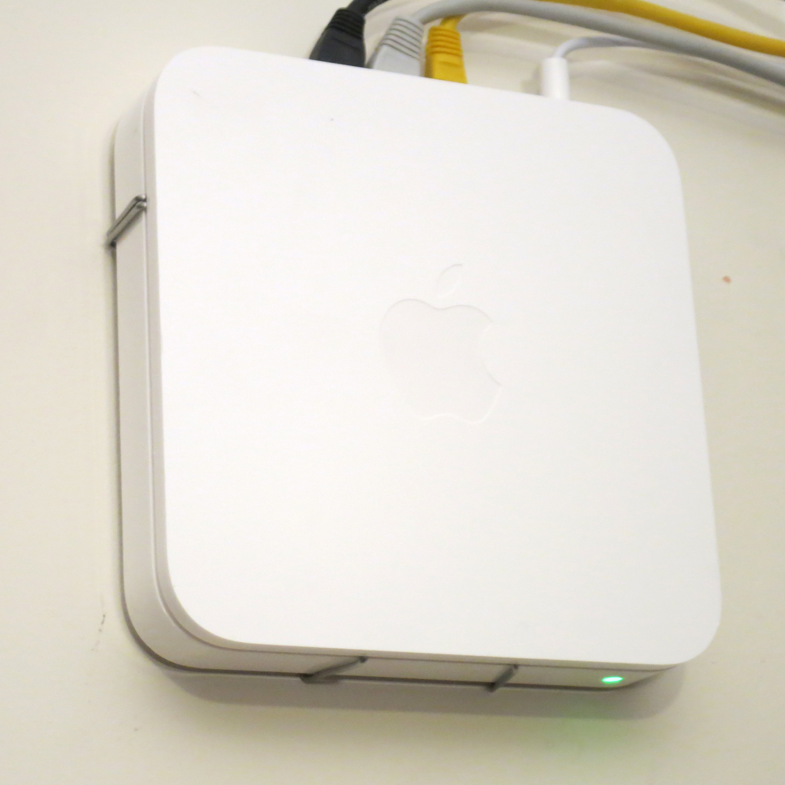 Coathanger wire Airport Extreme holder 02.JPG