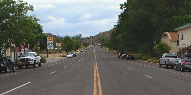 A417,_Escalante,_Utah,_USA,_Utah_State_Route_12,_Main_Street_at_Center_Street,_looking_west,_2016.jpg