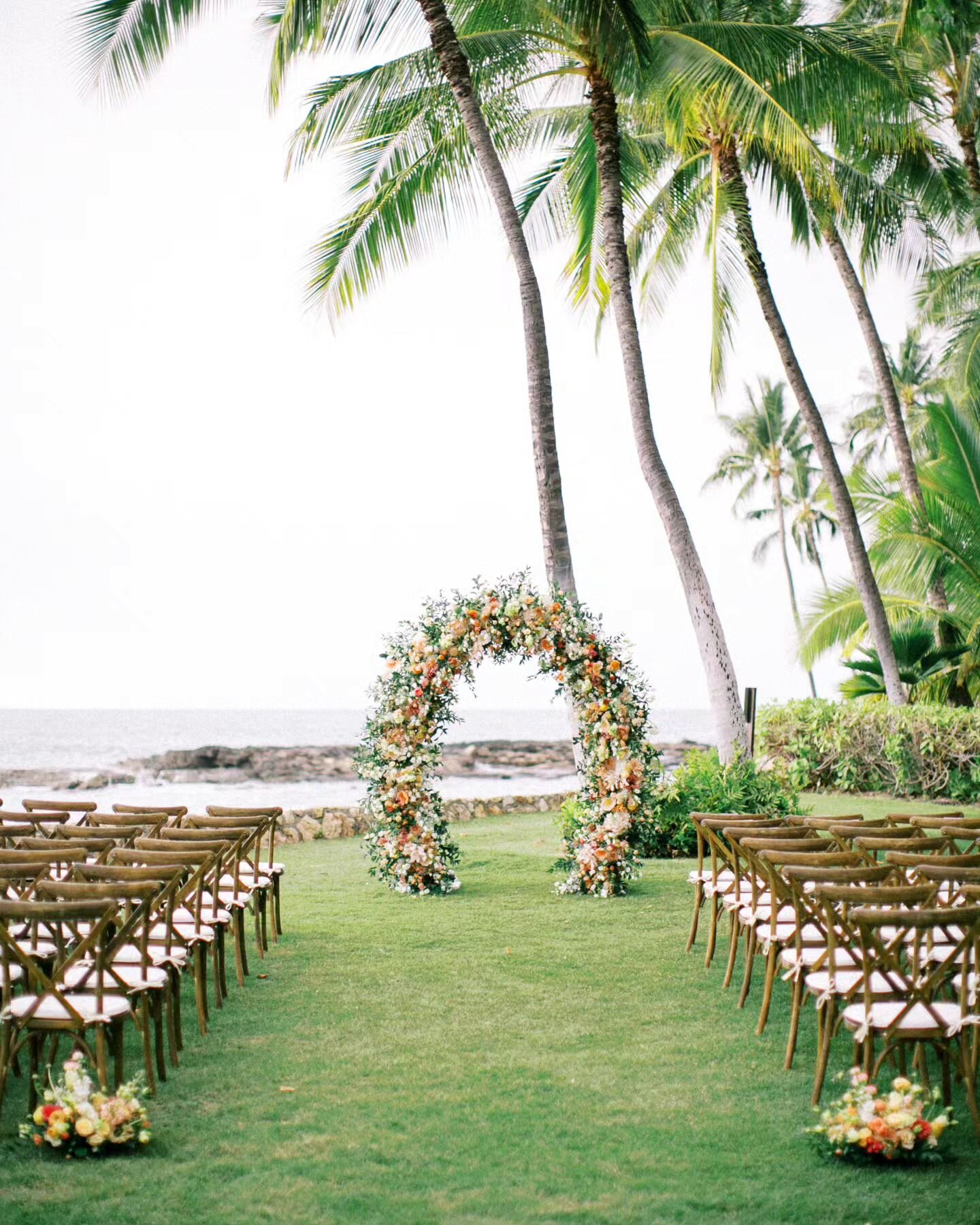 Beautiful design from @finishingtouchhawaii, @sweetpeapetuniahawaii, and @yvonnedesignhawaii at @lanikuhonua

#lanikuhonuawedding #oahuwedding #hawaiiwedding