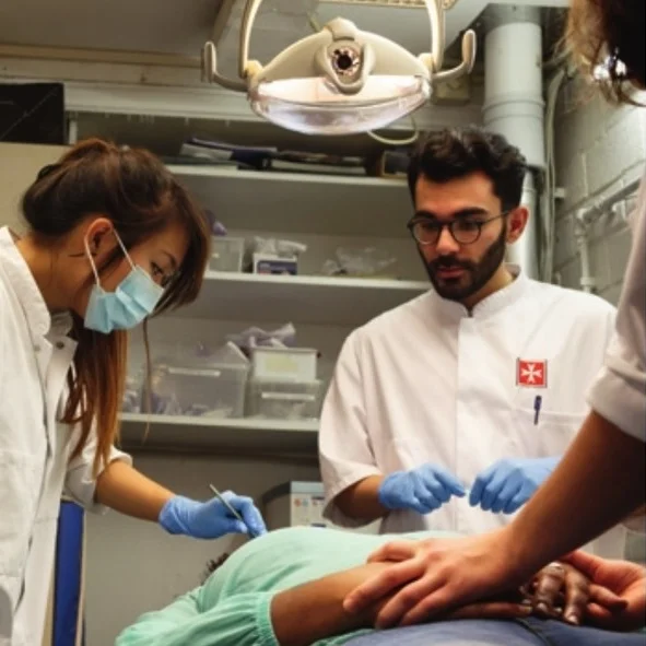 Tandheelkundestudenten helpen onverzekerde Amsterdammers. Beeld: Bob Bronshoff