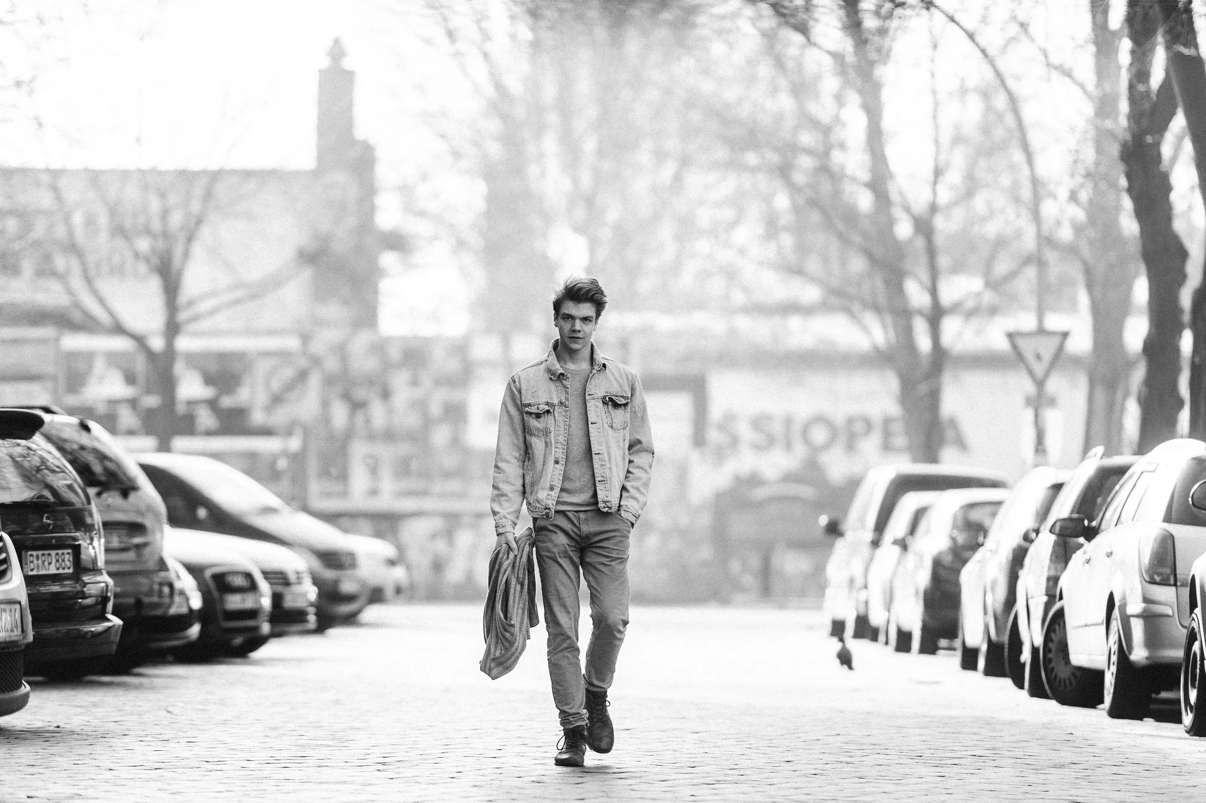 Schauspieler geht über Strasse in Friedrichshain