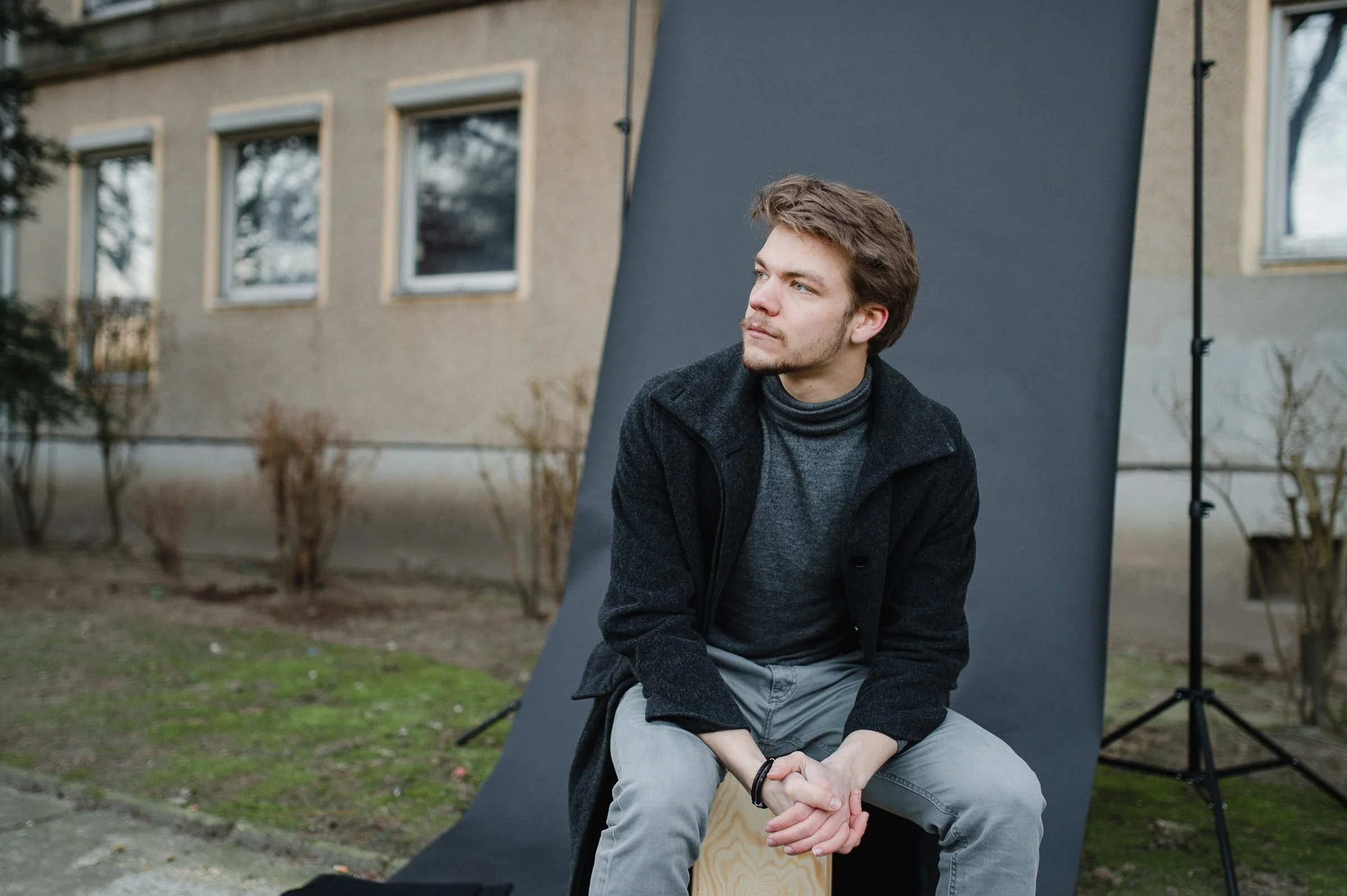 Schauspieler Fotos vor Plattenbau in Berlin