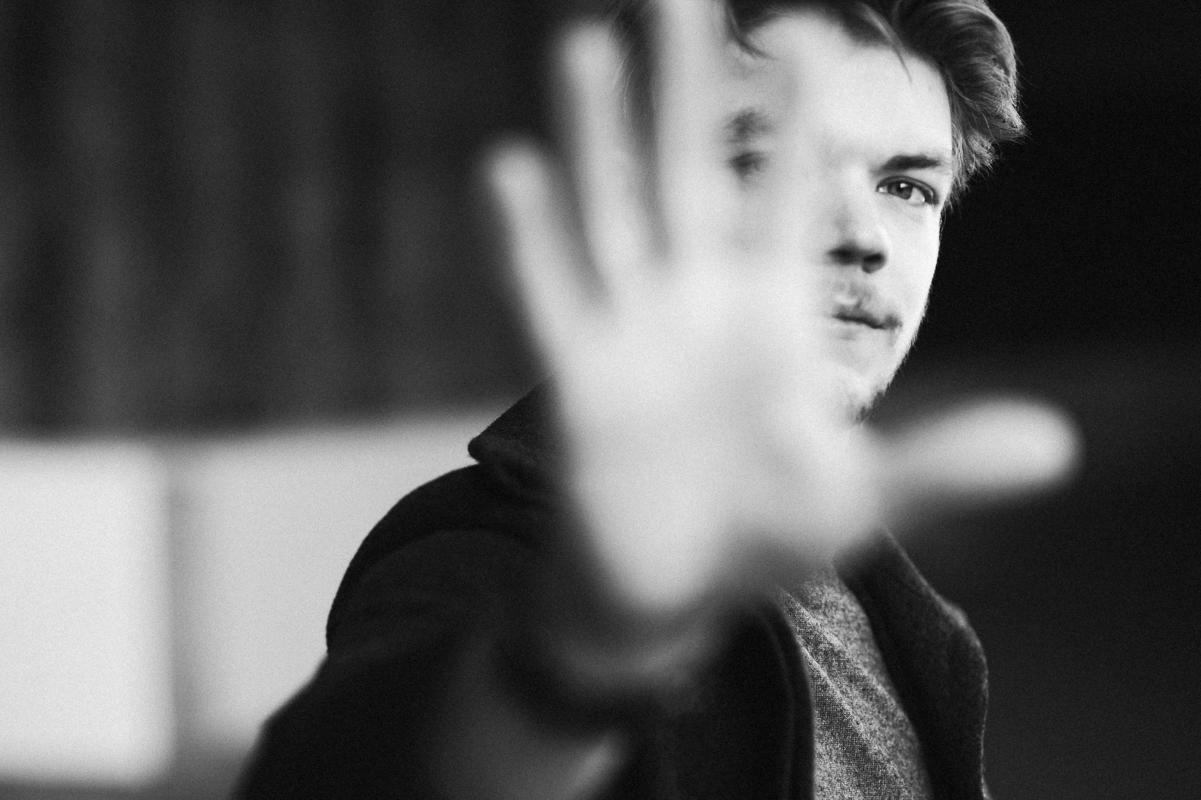 Hand vor dem Gesicht Portrait