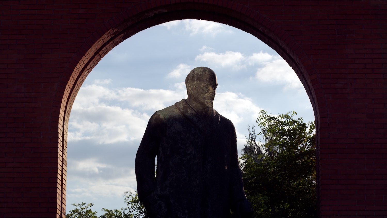    Memento Park,&nbsp;   Carey Young,&nbsp;2010,&nbsp;HD video, 10 minutes 21 seconds  