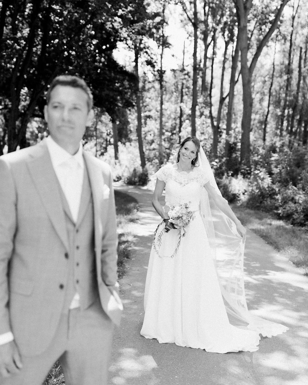 Tim &amp; Judith 🌿 Een onvergetelijke dag in de prachtige setting van @lakehouserotterdam omringd door liefde, geluk en momenten die voor altijd gekoesterd worden. ❤️ 

Fotografie: @angelaaabarendregt 
Videograaf: @michaelachterberg 
Make-up &amp; H