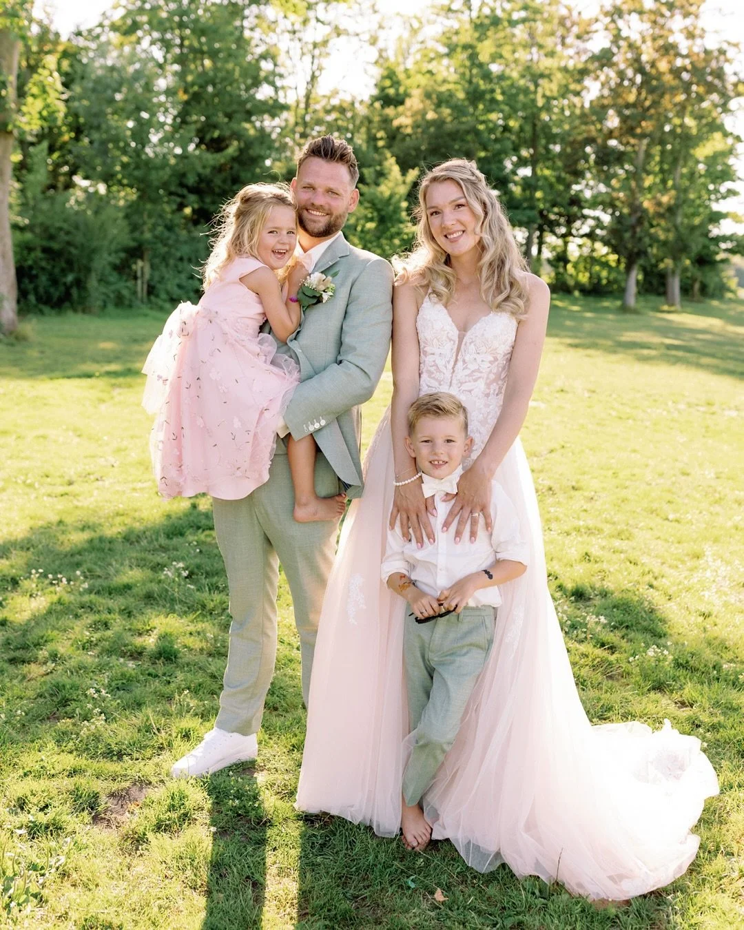 Berend &amp; Jacky ❤️ Trouwde bij @breezzebrielle met hun twee geweldige kids aan hun zijde. Een dag vol warmte, spelende kinderen, knuffels, en dat typische zomerse licht dat alles net even mooier maakt. 🌿