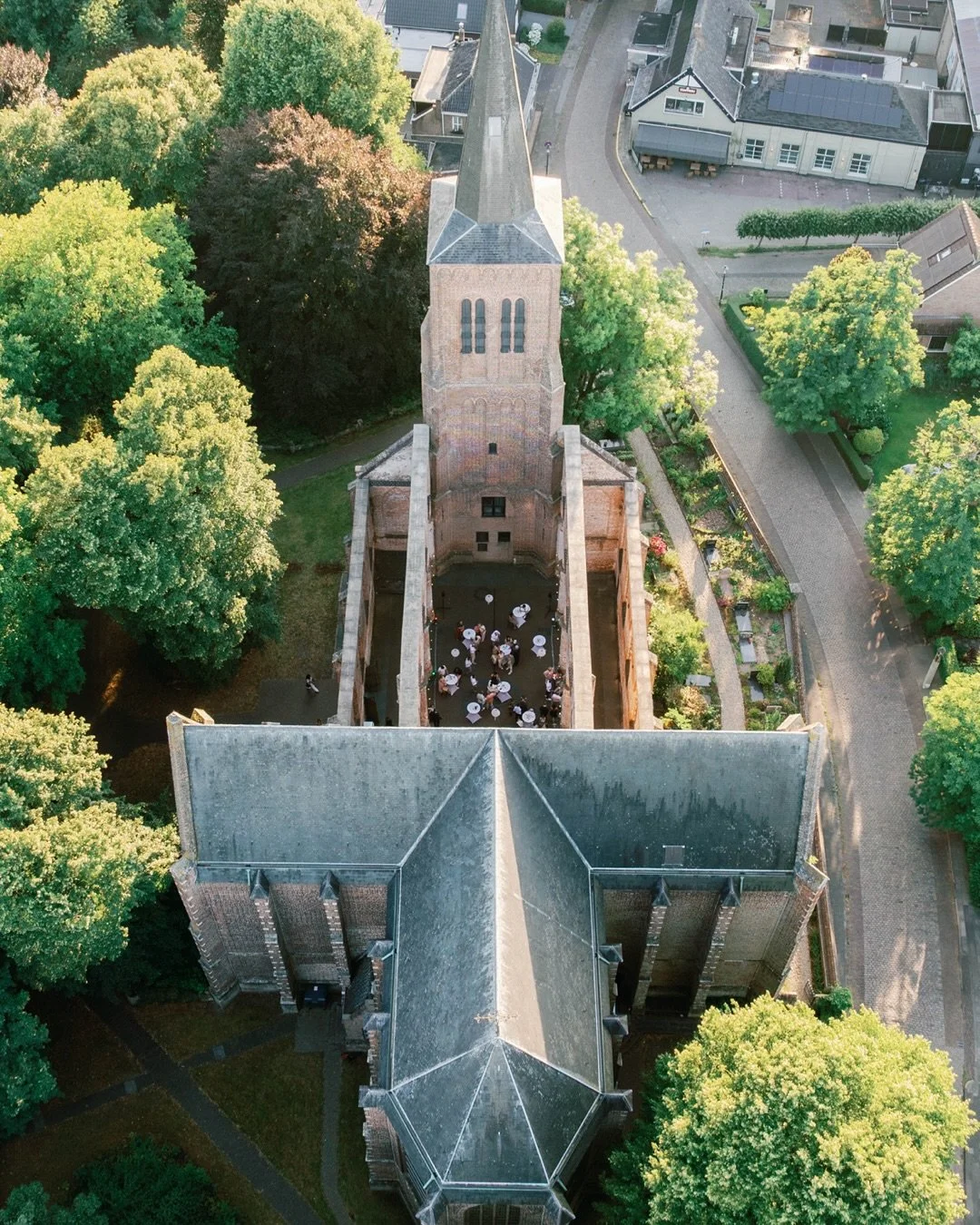 Levi &amp; Isabel 🌿 De dag begon bij het charmante Witte Kasteel met een prachtige fotosessie. Vervolgens verhuisden we naar de Oude Kerk in Dongen voor een intieme ceremonie in de tuin, gevolgd door een sfeervol diner op een werkelijk unieke locati