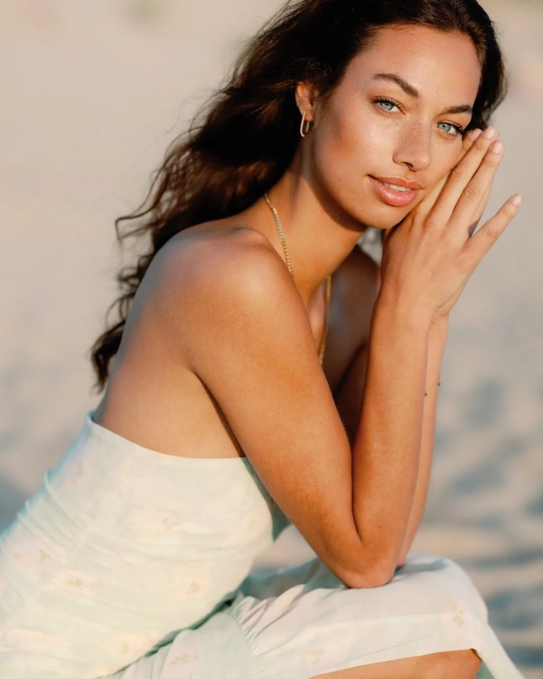 Altijd in voor een golden hour sessie met Sannie ❤️ Swipe voor de behind the sc&egrave;ne analoog foto samen!