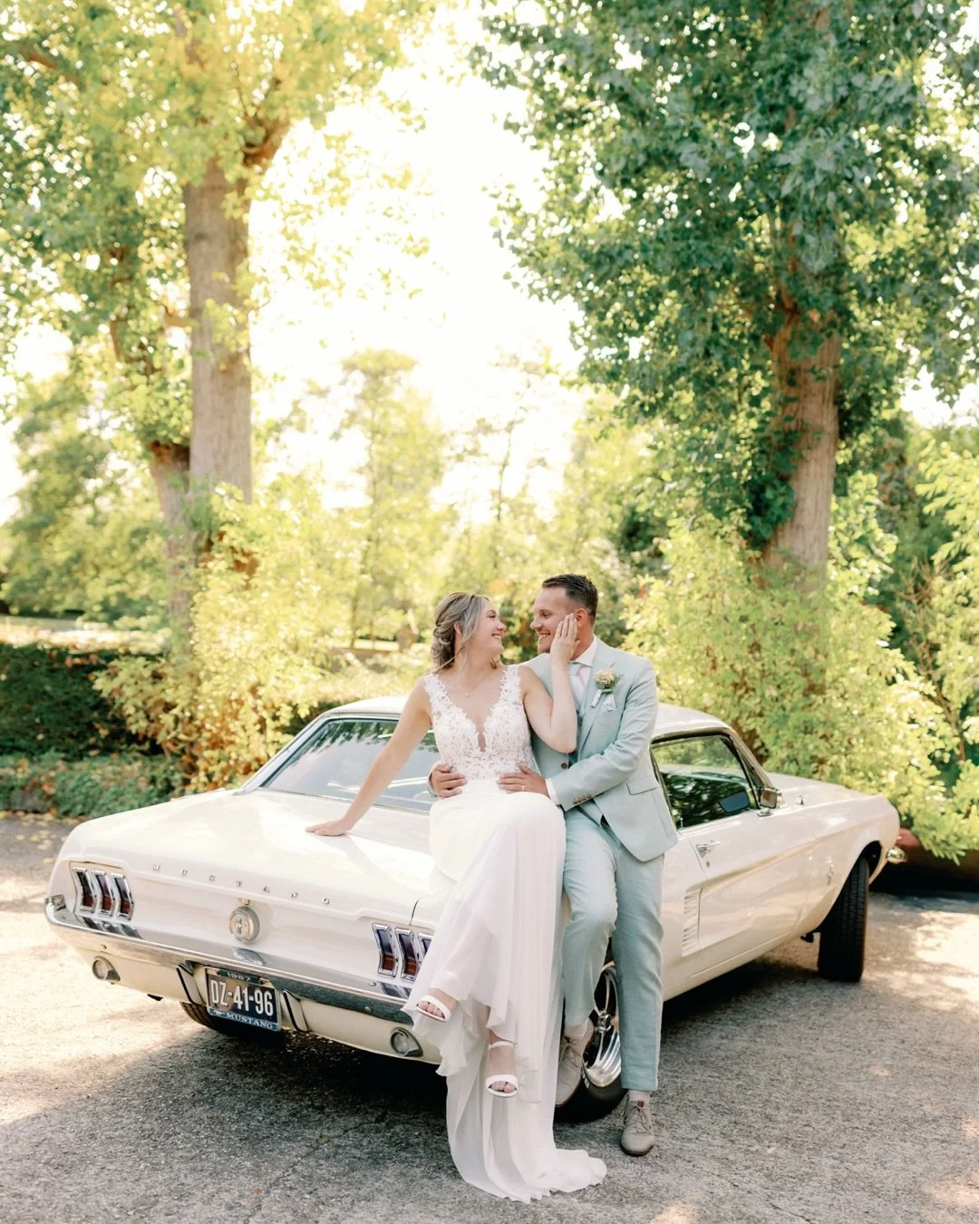 Tim &amp; Michelle 🌿 Wanneer je zo goed vibed met je bruidsparen. Echt geweldig! Dankjewel lieve Tim &amp; Michelle dat ik jullie verhaal mocht vastleggen. ❤️

Fotograaf: @angelaaabarendregt 
Trouwlocatie: @nonburgersdijk 
Make-up &amp; Hairstylist: