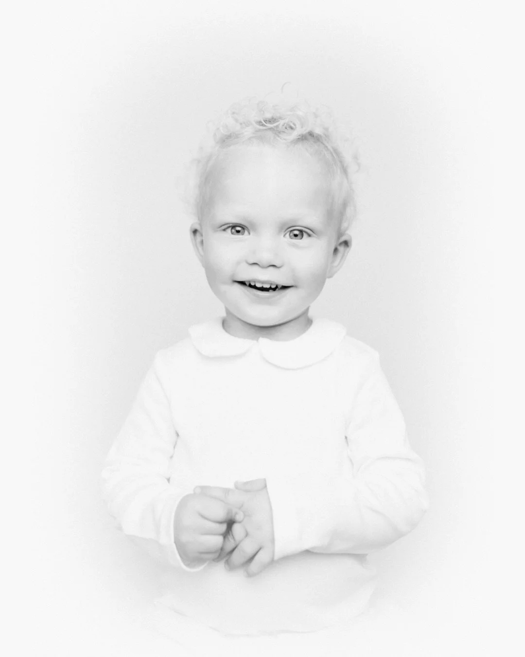 Vanaf volgend jaar zijn deze tijdloze heirloom portretten te boeken 🤍 Pure, klassieke beelden die generaties lang gekoesterd worden. Meer info volgt binnenkort.