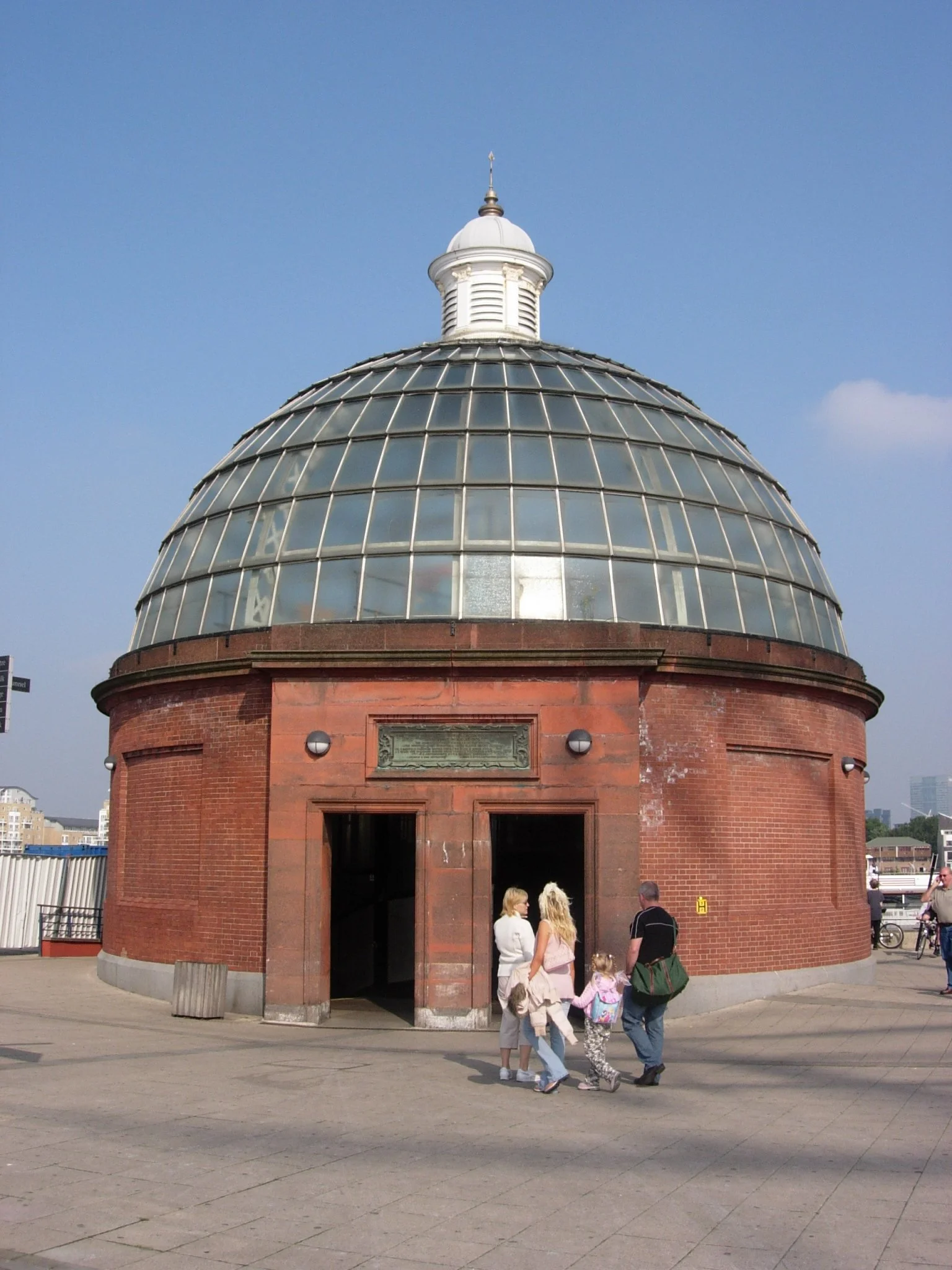 Greenwich_foot_tunnel_entrance.jpeg