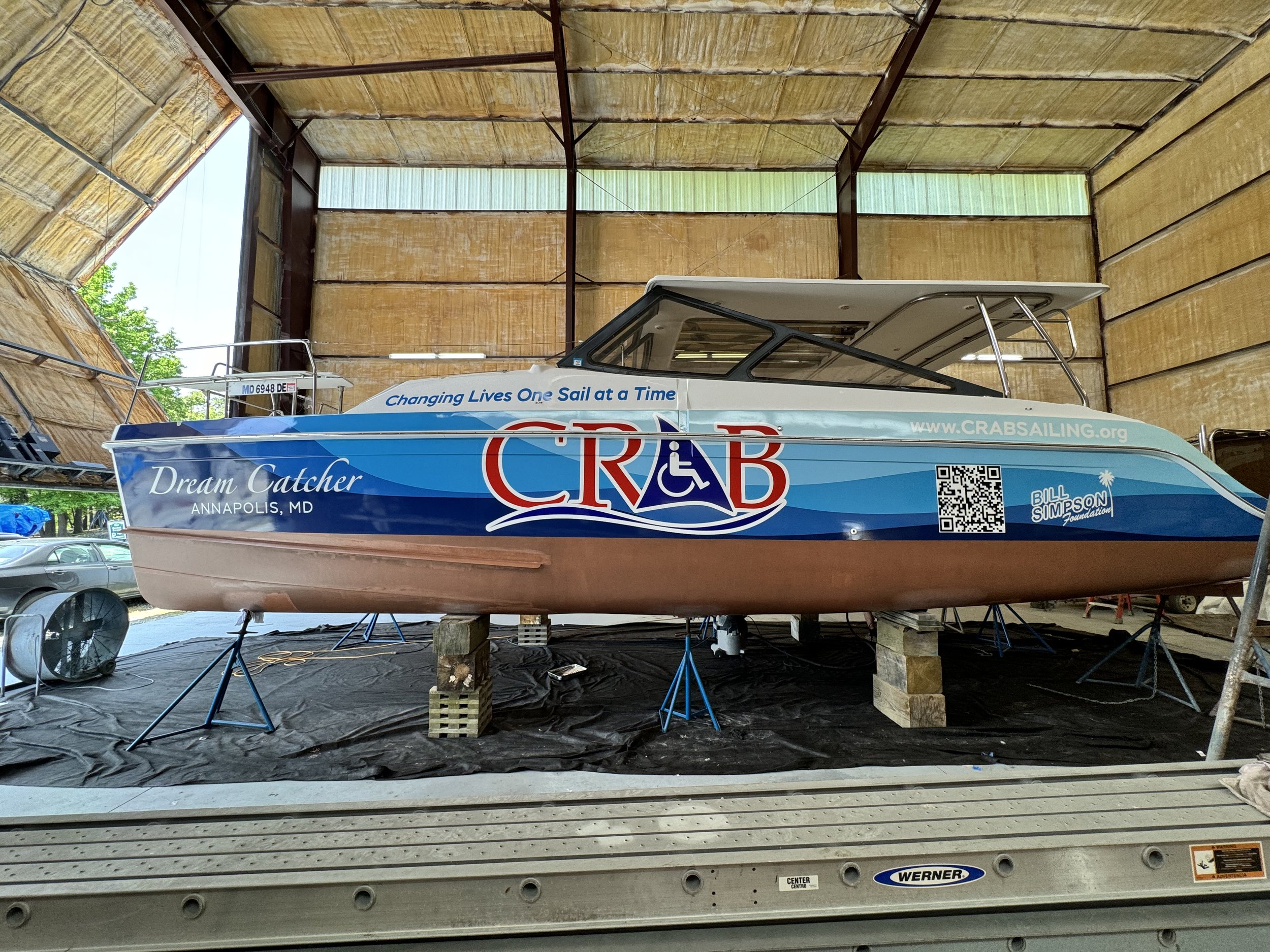 Custom vinyl hull wrap