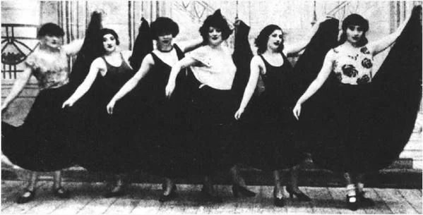 Group photo: Thérèse Treize et les Montparnasse Girls, 1926.
