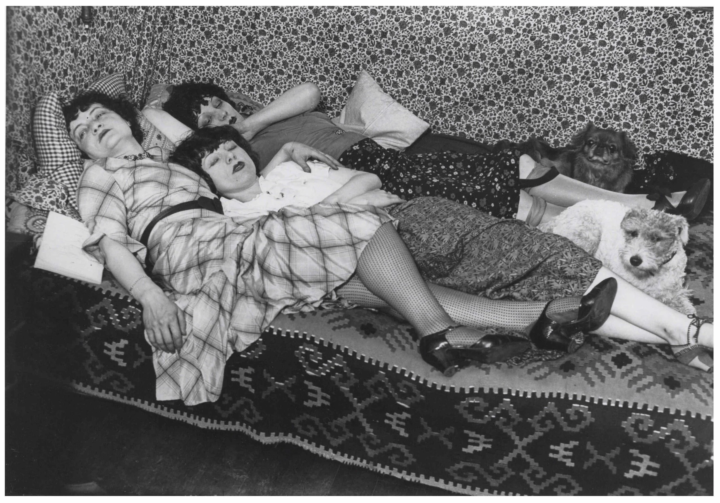 Kiki avec ses amies Thérèse Treize de Caro et Lily. By Brassai 1932