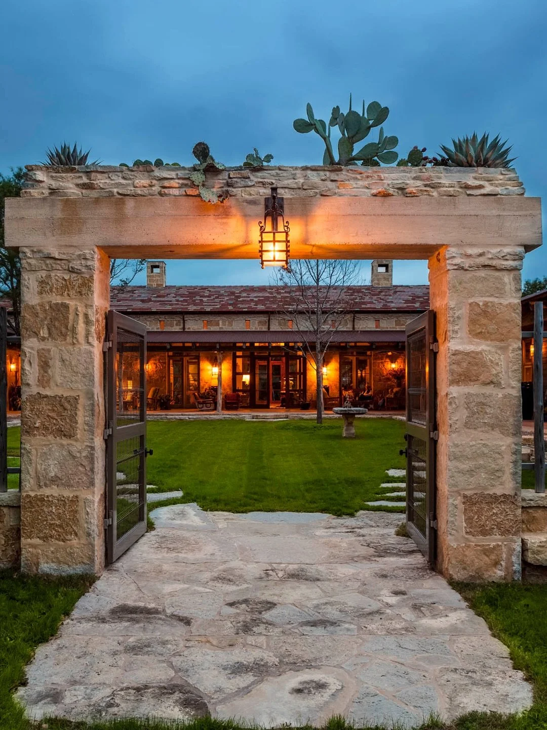 This Ranch honors Texas history in every corner.
Some homes create comfort.
This one creates a feeling.
.
.
.
Architect: @shmarchitects 
Contractor: Gartrell Builders