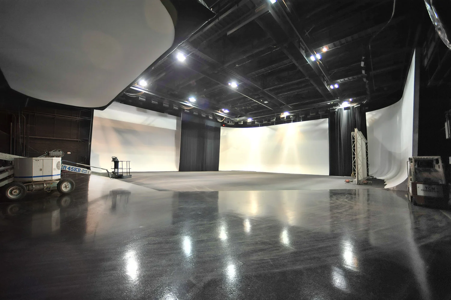 stage_a_studio_center.jpg