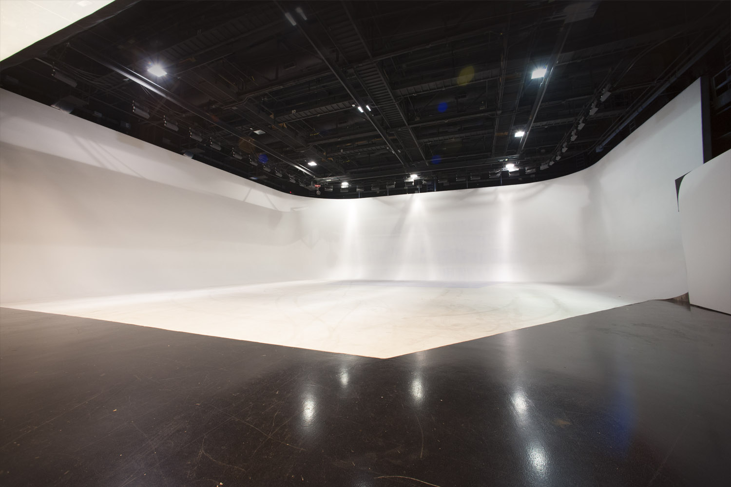 studio_center_stage_a1.jpg
