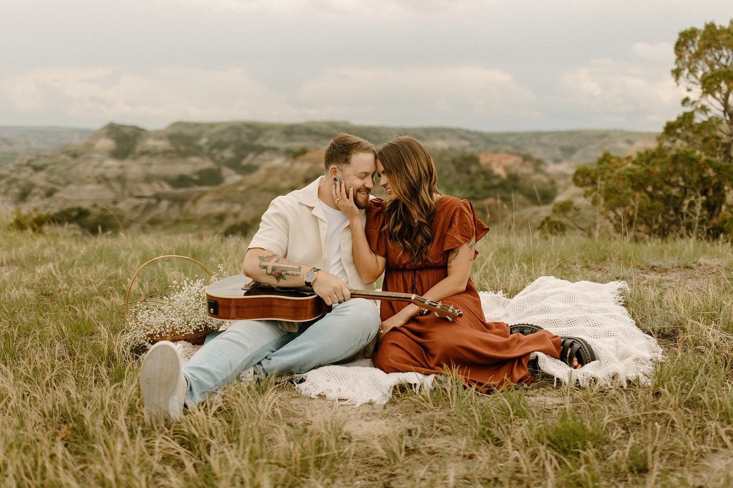 Really looking forward to the warmer weather + the many sessions ahead! So excited to dive in and create magic with you all! ✨
.
.
.
.
Hosts: @deslorrainephoto + @memoriesworthframing 
Models: @taryn.liann.oliver + husband Connor 
Makeup: @chloedanie