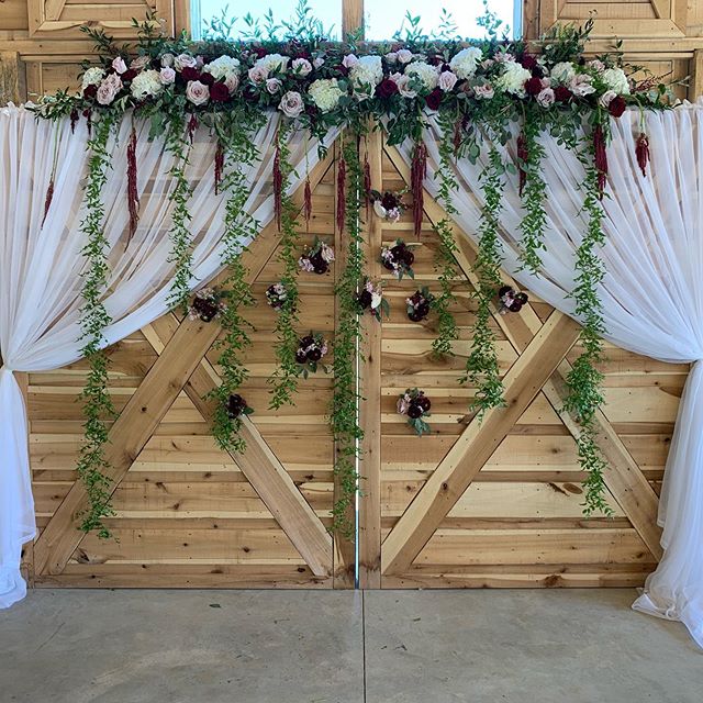 King William Flowers really knocked these flowers out of the park yesterday. I really love working with them and even in 100 degree weather, they still manage to make everything look perfect! @kwfweddings @alturiafarmweddings #wedding #kwfweddings #kingwilliam #alturiafarmweddings #barndoor #floralwall #floralbackdrop #flowers #100degrees #wedding #chapel