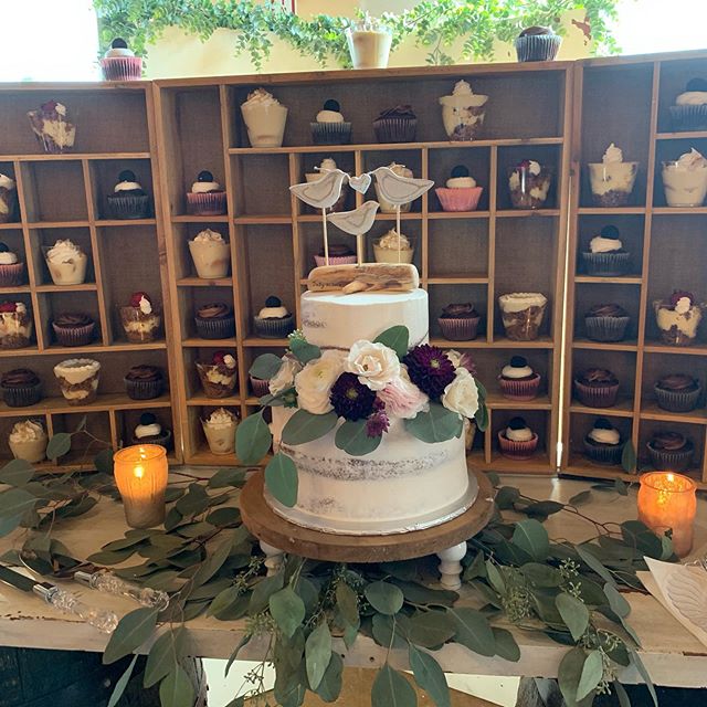 This cake and display is so unique! It goes to show that things that weren’t made for a specific purpose can be utilized in different ways. I absolutely LOVE the cake topper to signify Page, Scott, and Page’s daughter Cameron! Precious!
Cake: @sugar_heads
Display: @boss_bigmamma
Flowers: @kwfweddings
Venue: @alturiafarmweddings
#wedding #cake #cupcakes #keylimepie #bananapudding #strawberrycheesecake #peanutbutter #weddingcake #kwfweddings #weddingtopper #delicious