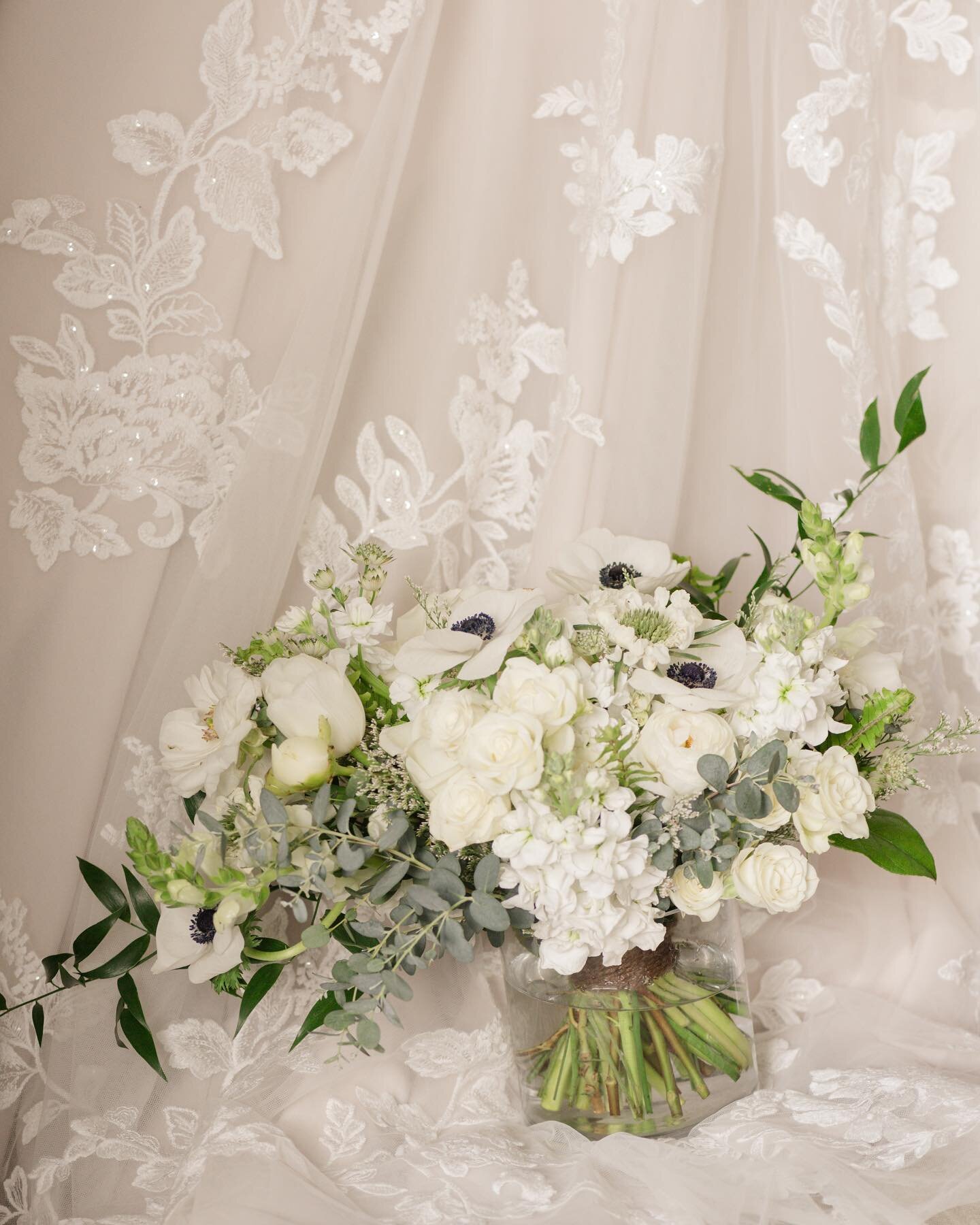 This beautiful weather has us dreaming of spring bridal bouquets! This chic bouquet with roses &amp; eucalyptus from Ross &amp; Caitlin&rsquo;s big day gives us all the heart eyes 😍
💐: @starrynighteventsrva 
📸: @abbyhudsonphoto

#virginiaweddings 