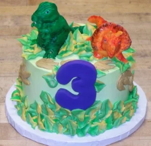 Small Cake with Fondant Dinosaurs
