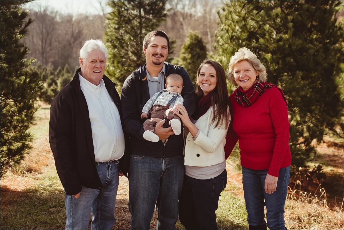 brittney-nestle-photo-barnes-family-christmas-portraits-frostee-tree-farm.jpg