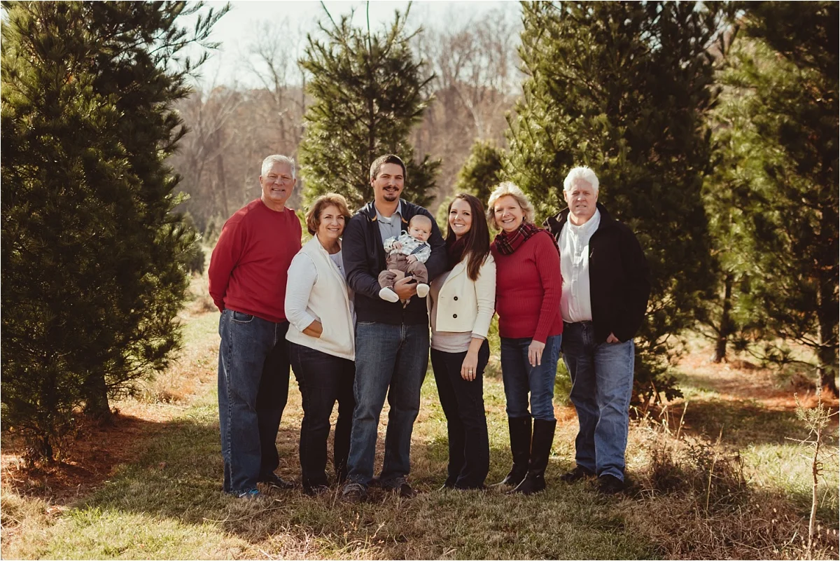 brittney-nestle-photo-barnes-family-christmas-portraits-frostee-tree-farm.jpg