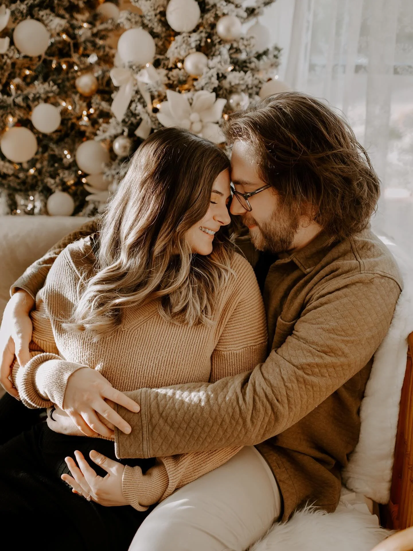 Hello Christmas vibes! 🎄

Such a cozy session with Aaron, Kaylee, and Mars as they get ready to become a family of FOUR. It feel so good to be back photographing families again after starting my own, I missed it!

Absolutely loved the design by @stu