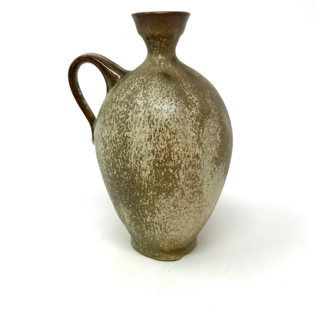 vintage-pottery-jugs