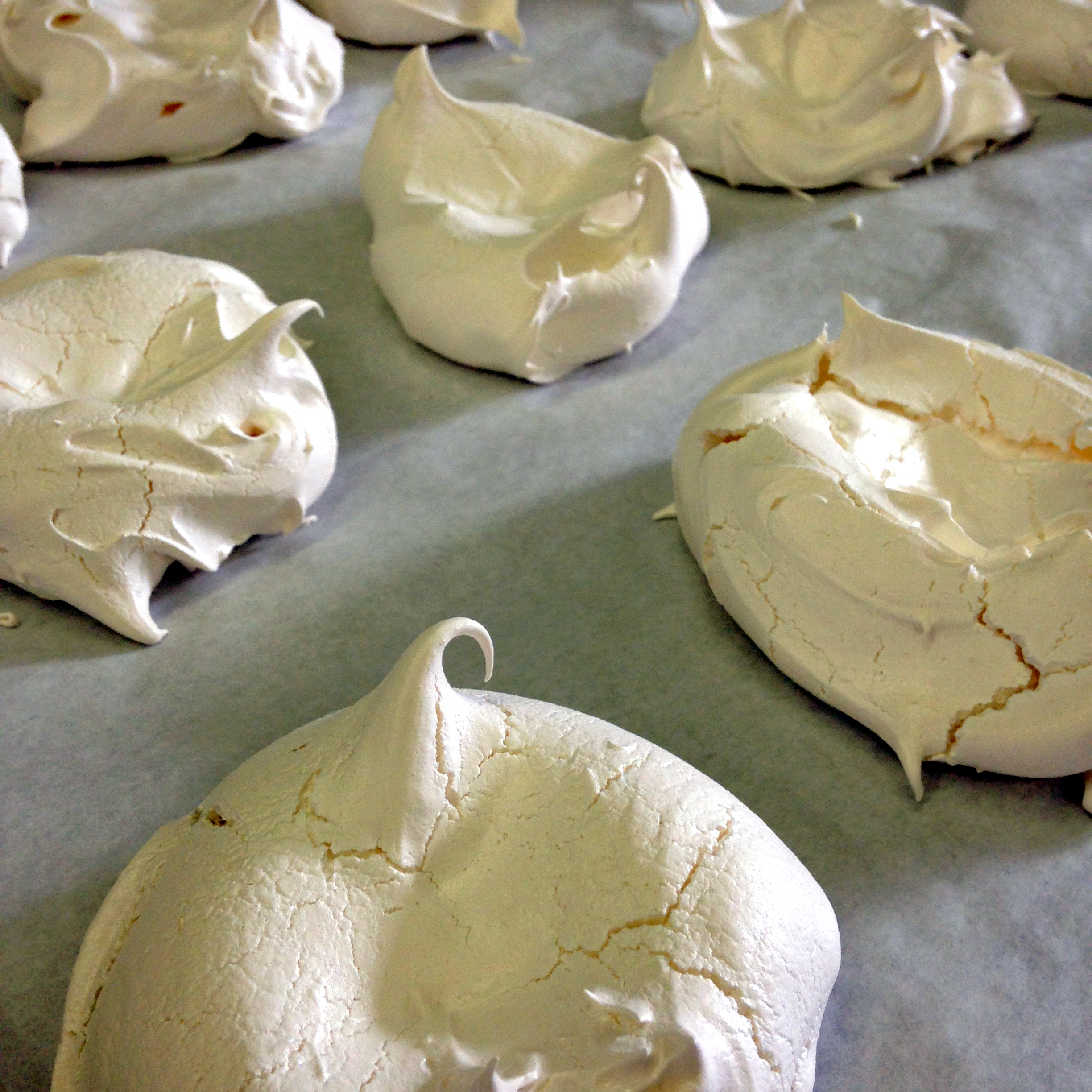The cooling meringues for Pavlova