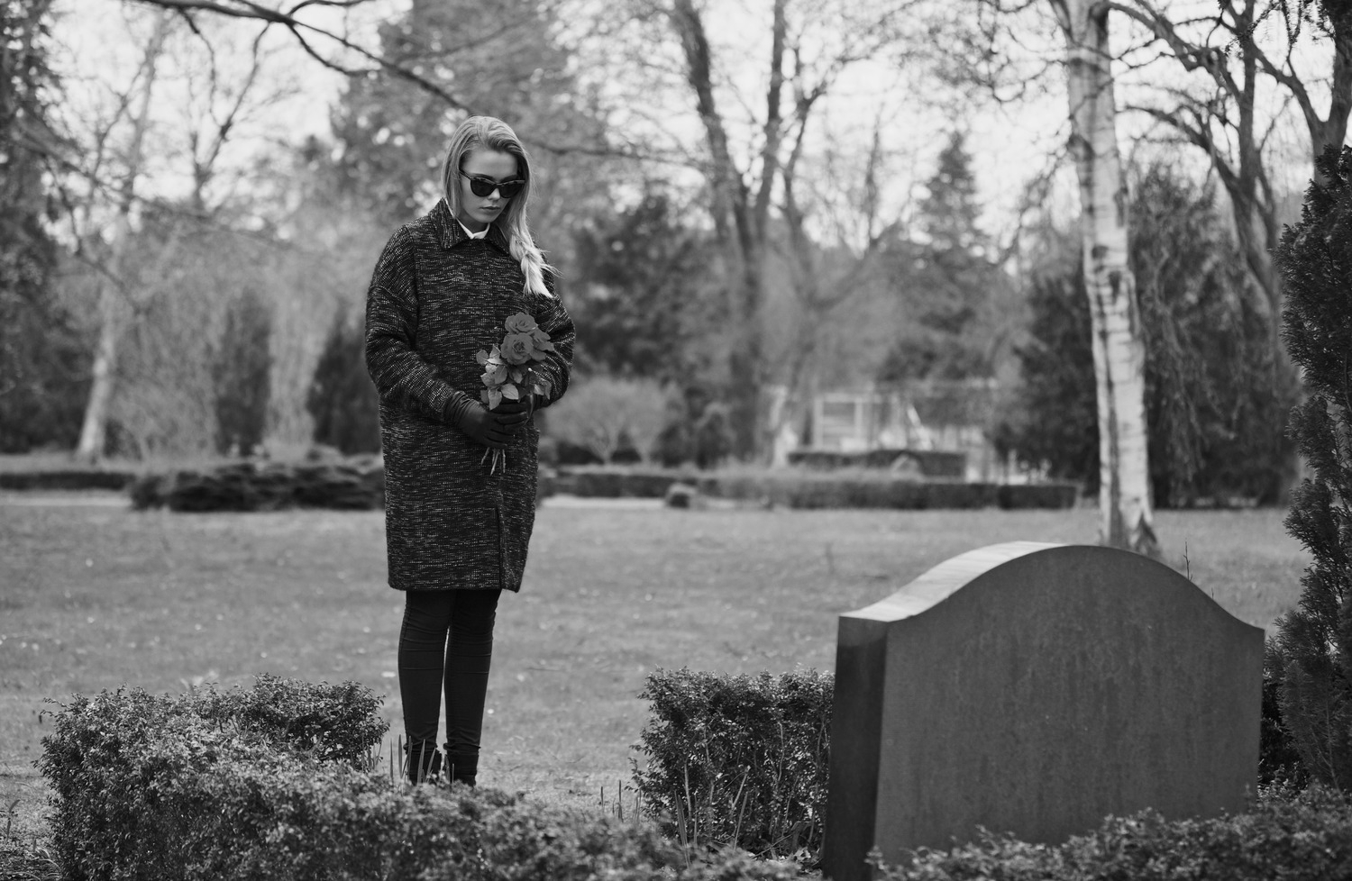 Платок на кладбище. Кладбище женщин. Женщина у могилы. Фотосессия на кладбище. Человек у могилы с цветами.