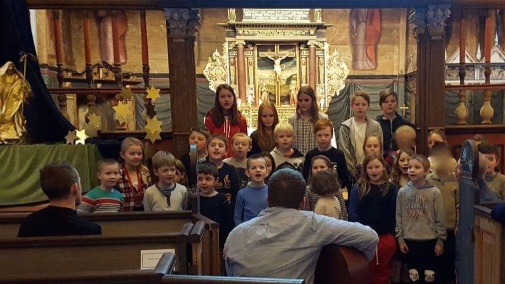 Hamre grendaskule song to songar frå juleskodespelet sitt med høge og klåre barnestemmer. 