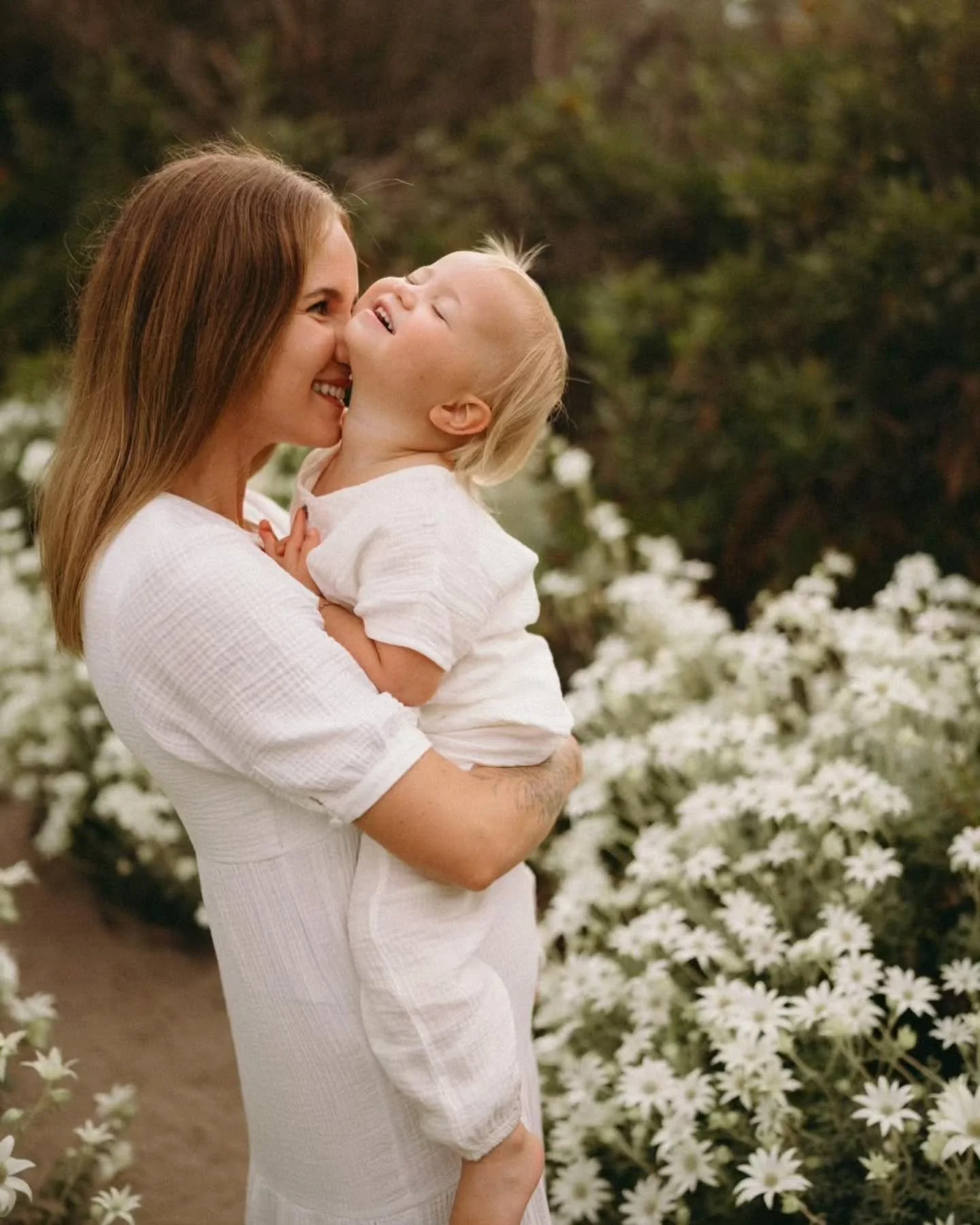 No Winter lasts forever, no Spring skips a turn.🤍

#motherhood #flannelflowers #wildflowers #centralcoastnsw #centralcoastfamilyphotographer #motherhoodunplugged #messymotherhood