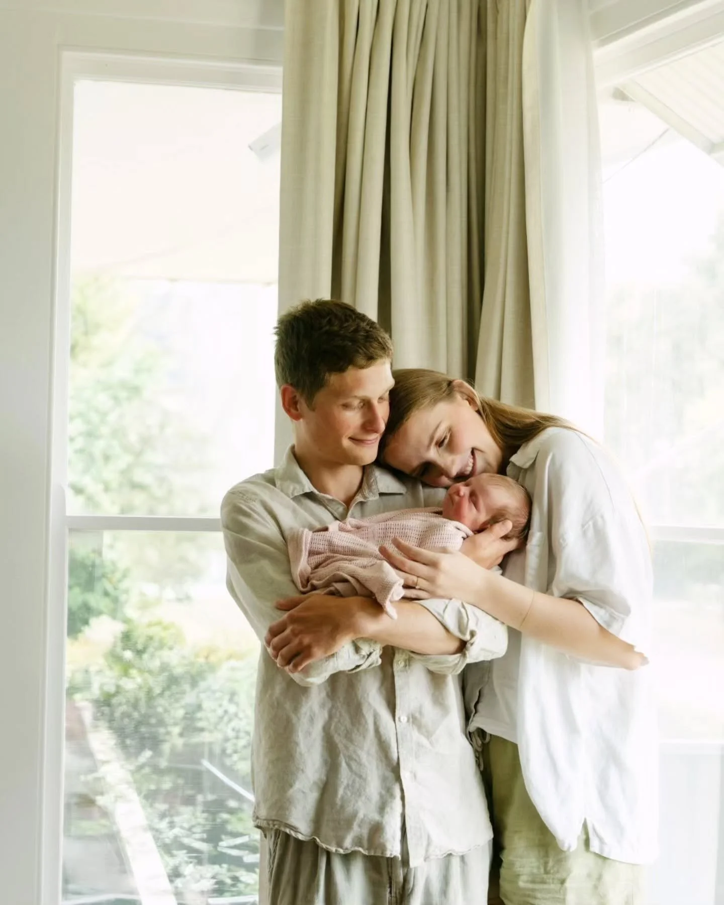 Florence 🤍
Newborn photos with all the feels&hellip; like you&rsquo;ve stepped into a sleepy little dreamscape movie scene. Soft cuddles, tiny details, and that hazy forever kind of love you never want to forget.

#newbornphotography #centralcoastfa