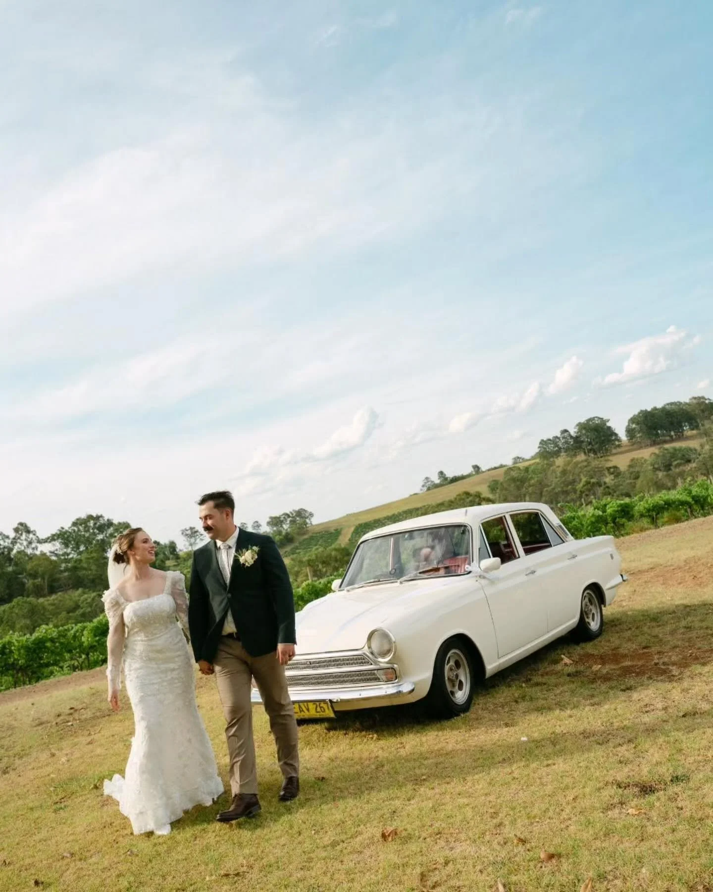 EMILY AND RYAN 🤍

Celebrant: @sarahchippindalecelebrant
Hair Stylist: @Pearlhaircollective
Make Up Artist: @Cn.artistry
Florist: @dearpetalhuntervalley
Photographer: @kendelltynephotography
Venue: @Beneanweddingsandevents
Live Music: @oberonlane
DJ:
