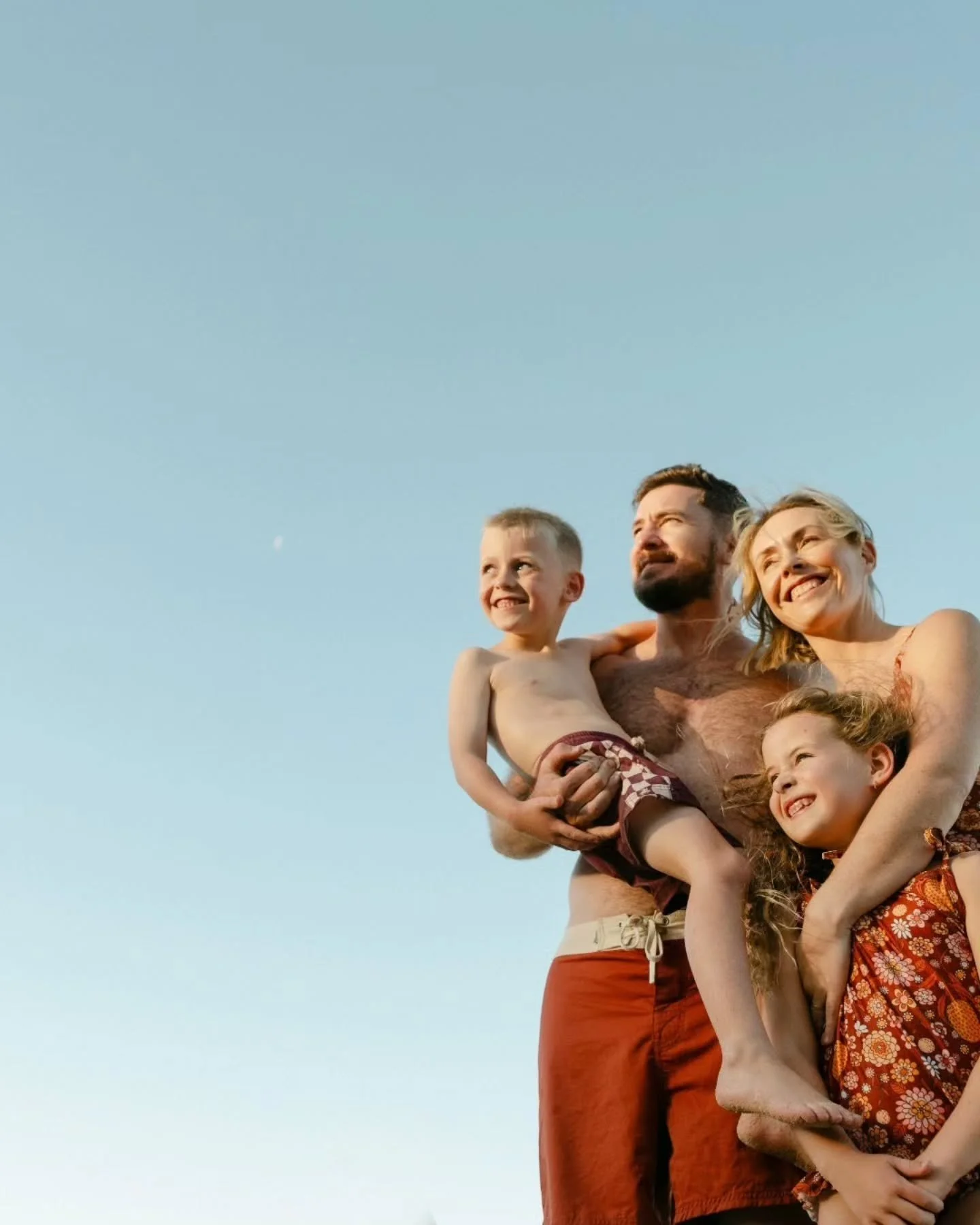 After a week trapped inside with sick kids, cold toes and a bright pink nose, I've been deep in my summer time sadness era.
So here's a family session packed with sunshine, cuddles and good vibes bringing some much needed warmth to your feed ☀️