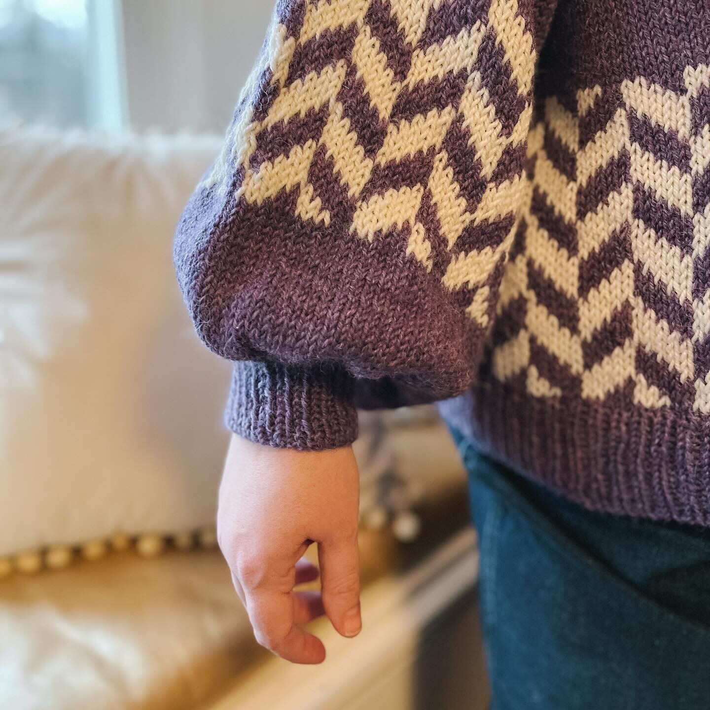 The tiniest sneak peek of my latest finished knit - A SWEATER FOR ME!!!!! Yes, I am actually that excited about this.

Pattern for the #DirectionalPullover coming from @aimeeshermakes soon!