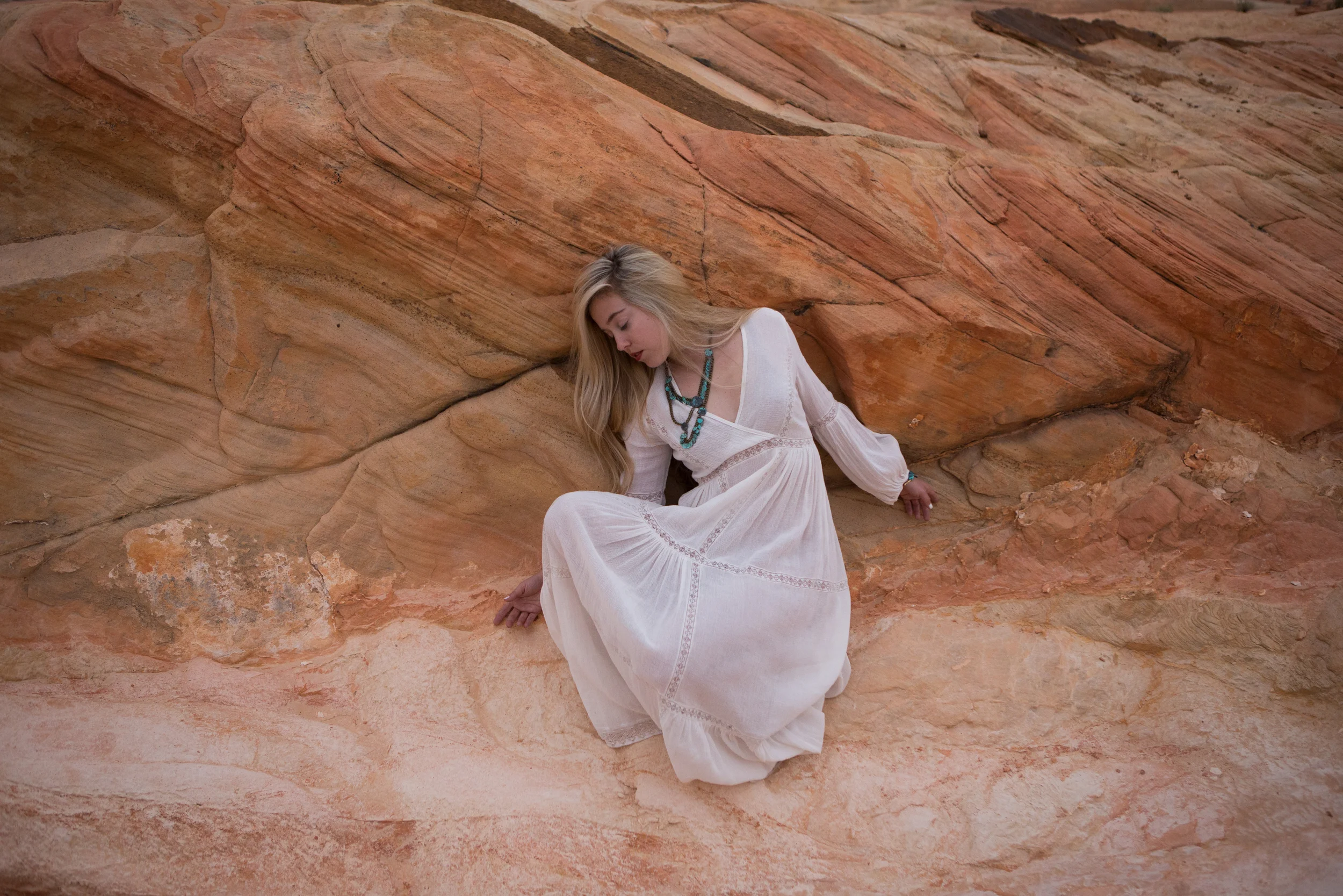 AstroBandit_ValleyOfFire_Sunset_WhiteDress_Dancing_Fashon_2.jpg