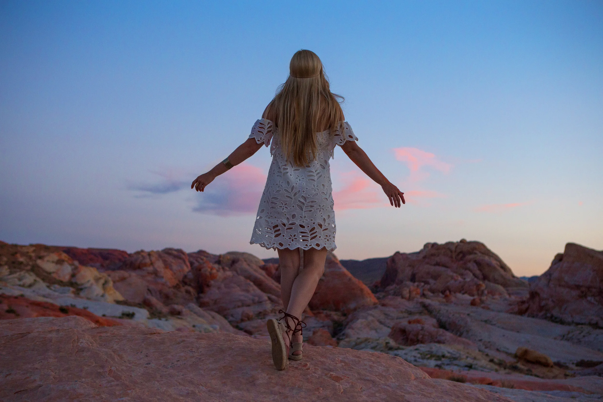 AstroBandit_JordanRose_ValleyOfFire_WhiteDress_Soludos_Wandering_17.jpg