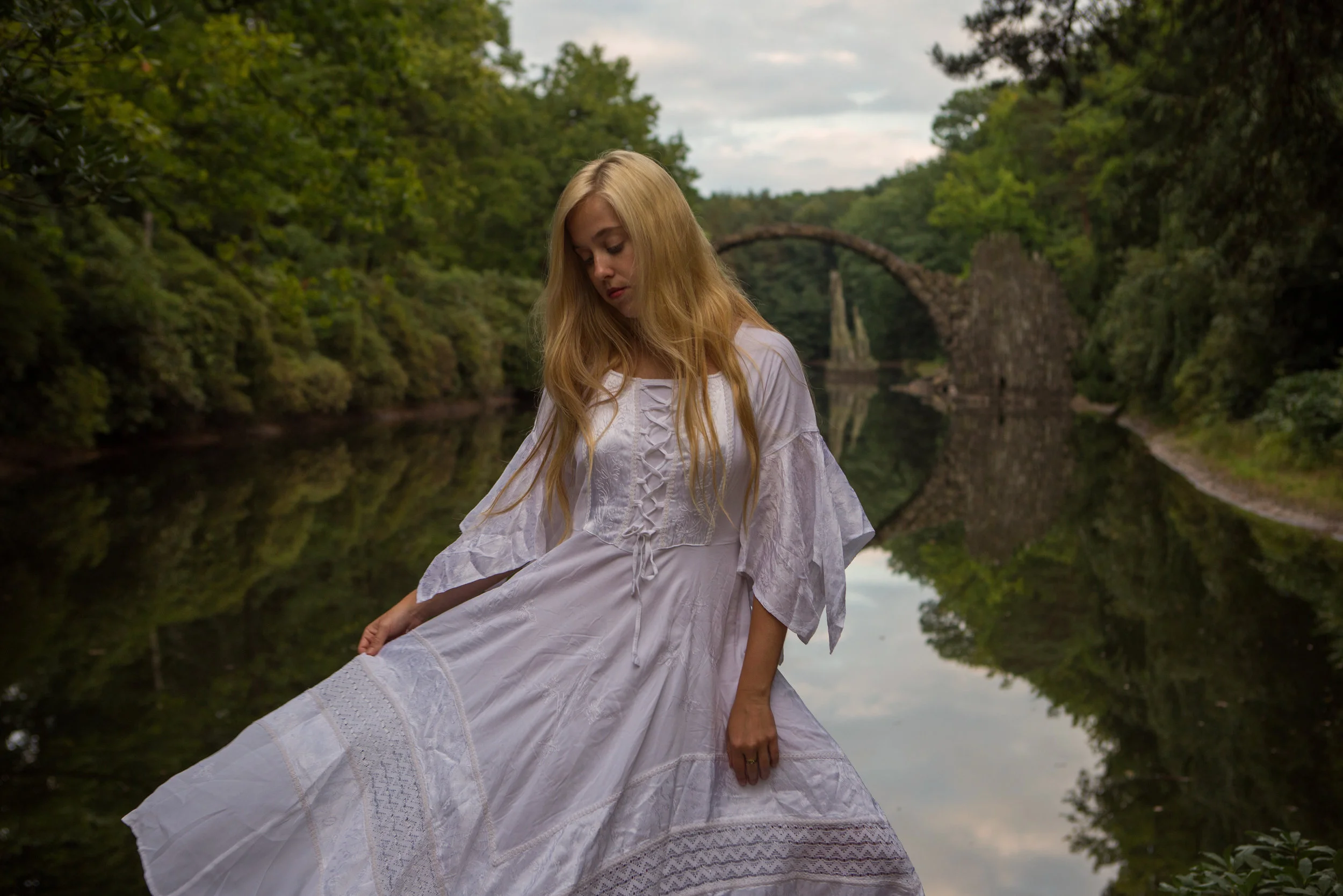 AstroBandit_DariusTwin_Proposal_Kromlau_Germany_Rakotzbrucke_Bridge_Reflection_Ring_WhiteDress_3.jpg
