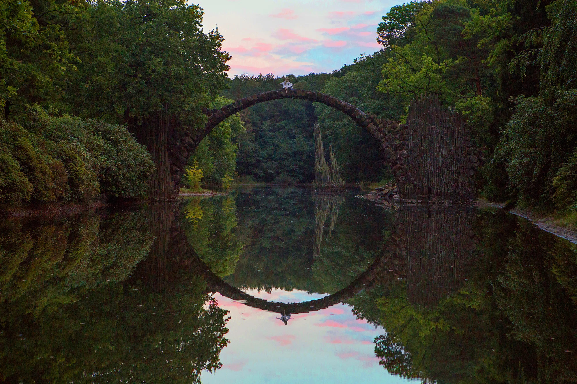 AstroBandit_DariusTwin_Proposal_Kromlau_Germany_Rakotzbrucke_Bridge_Reflection_Ring_WhiteDress_1.jpg