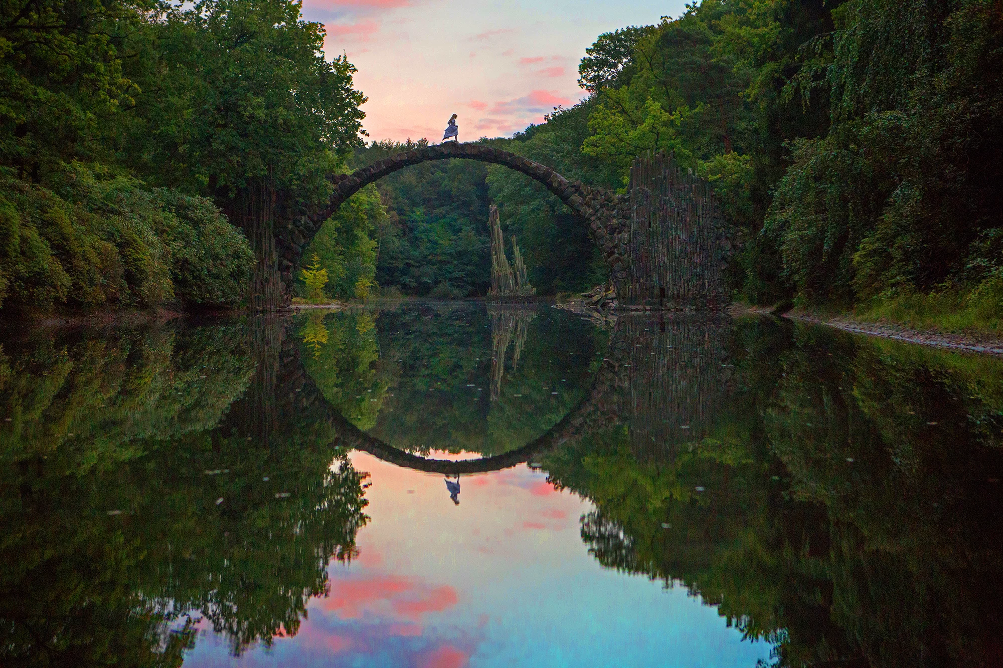 AstroBandit_DariusTwin_Proposal_Kromlau_Germany_Rakotzbrucke_Bridge_Reflection_Ring_WhiteDress_11.jpg