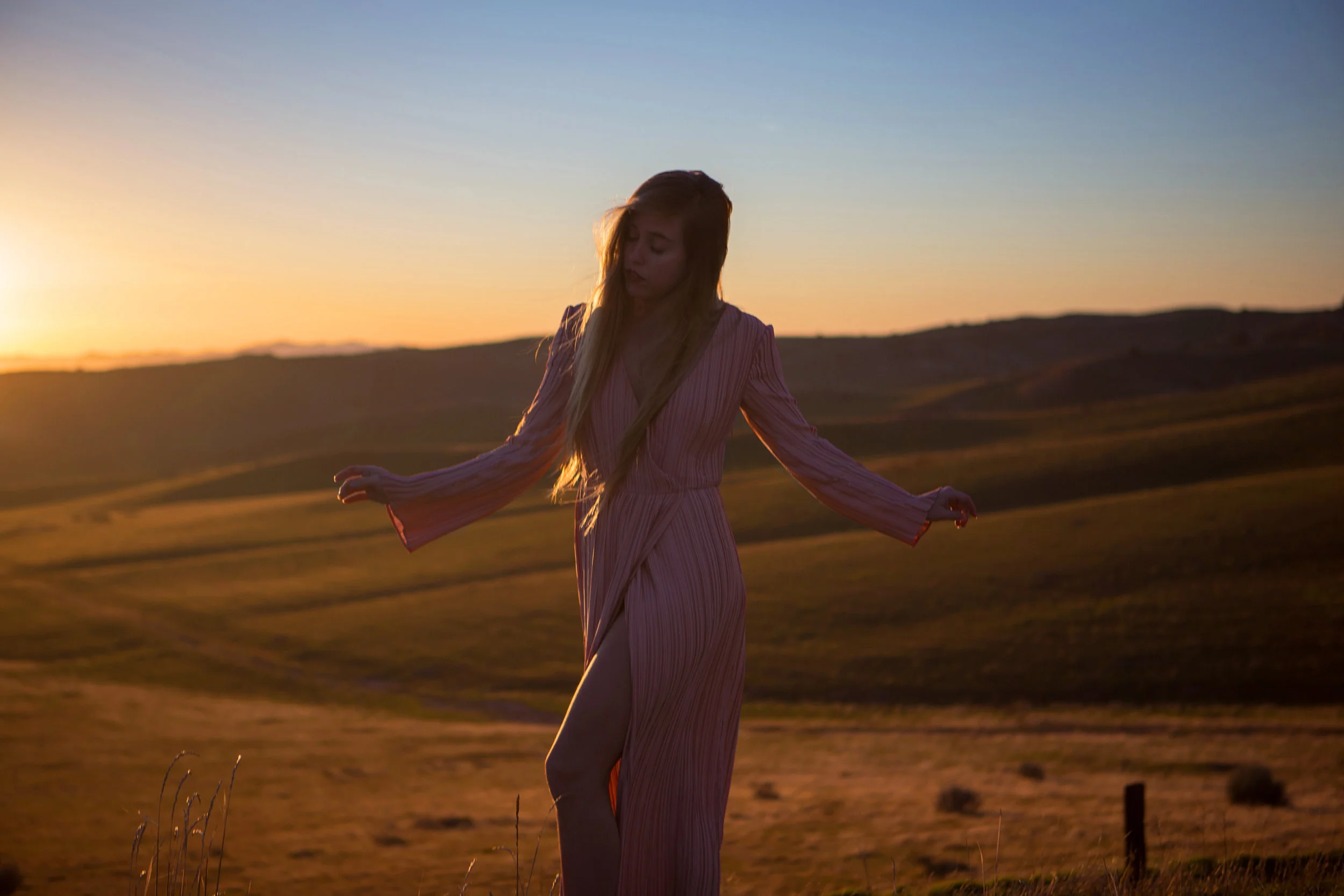 AstroBandit_TheJetsetDiaries_PrimaveraMaxiDress_JordanRose_GoldenHour_14.jpg