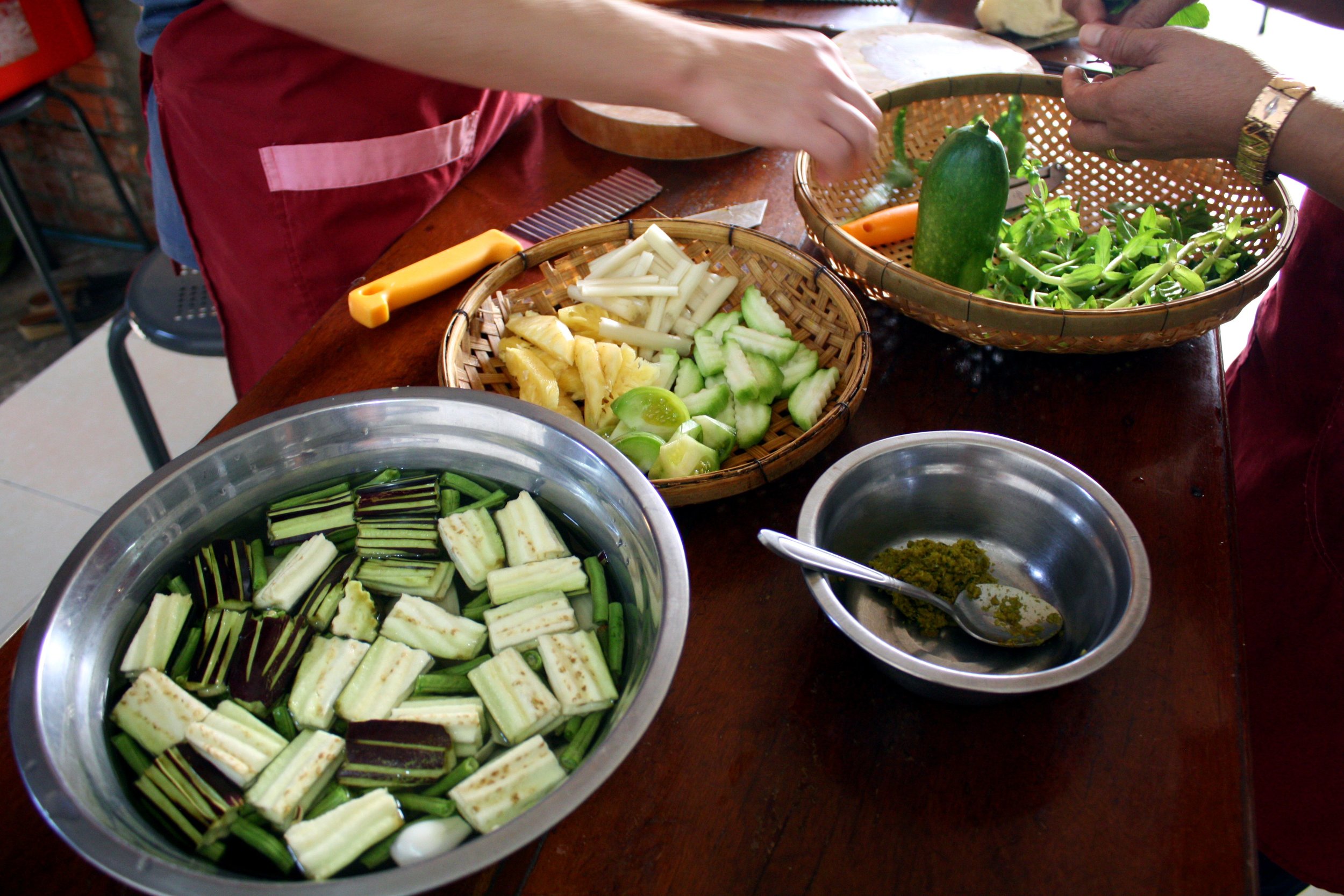  Prep for our green curry and sour fish soup. 