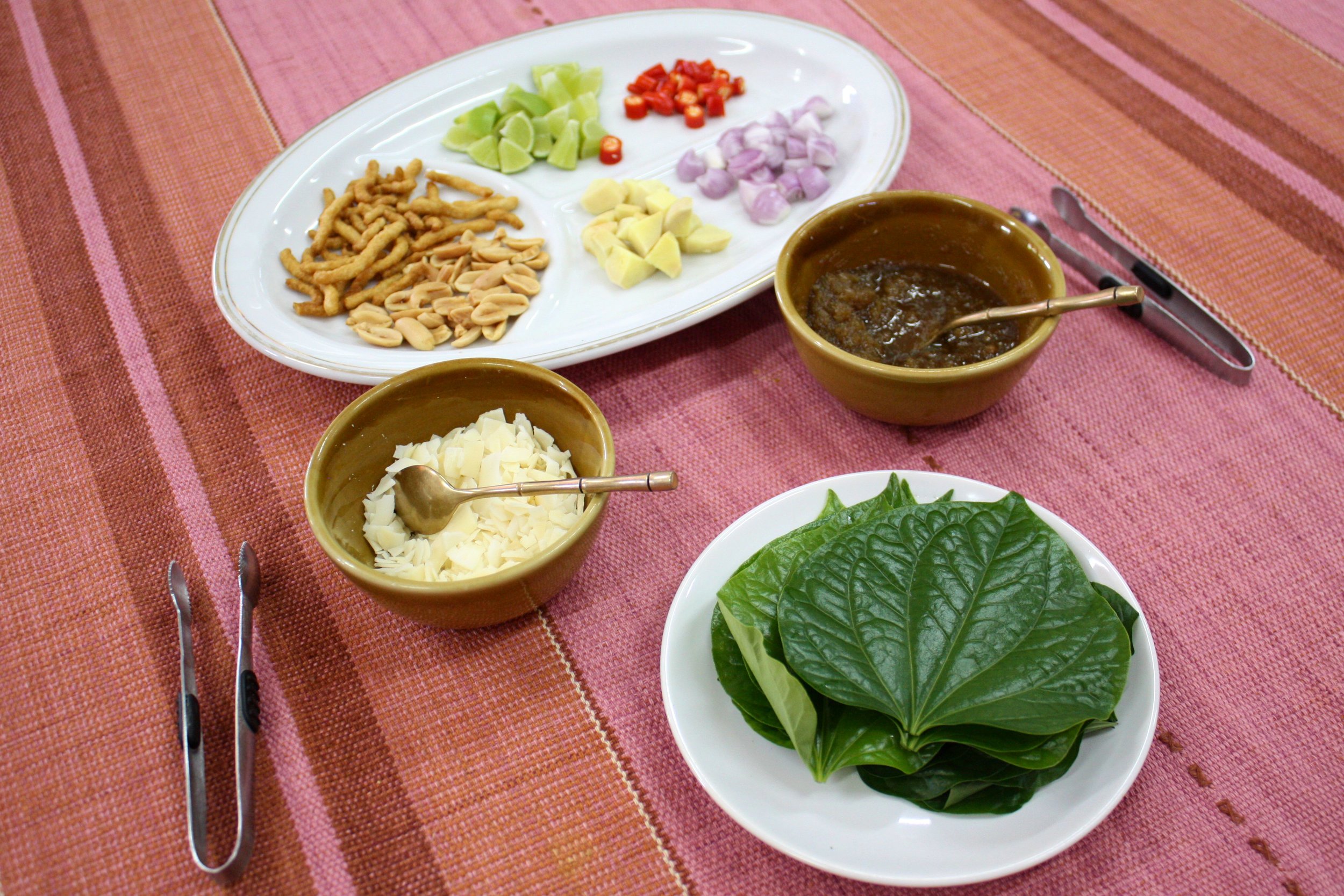  Pea welcomed us with Miang Kham, a popular Thai snack.&nbsp; 